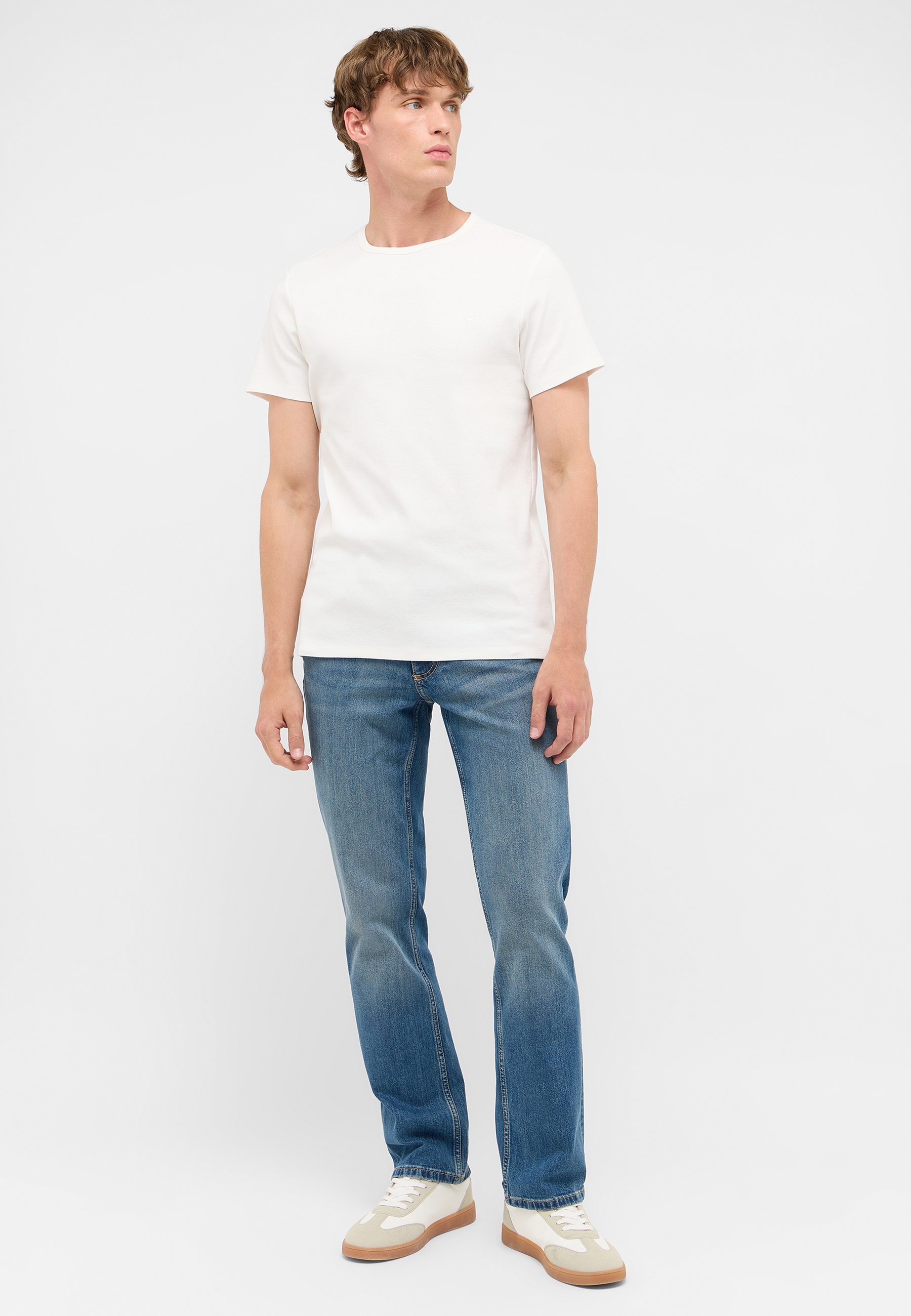 T-shirt, Hosen, Person, Jeans, Stehend