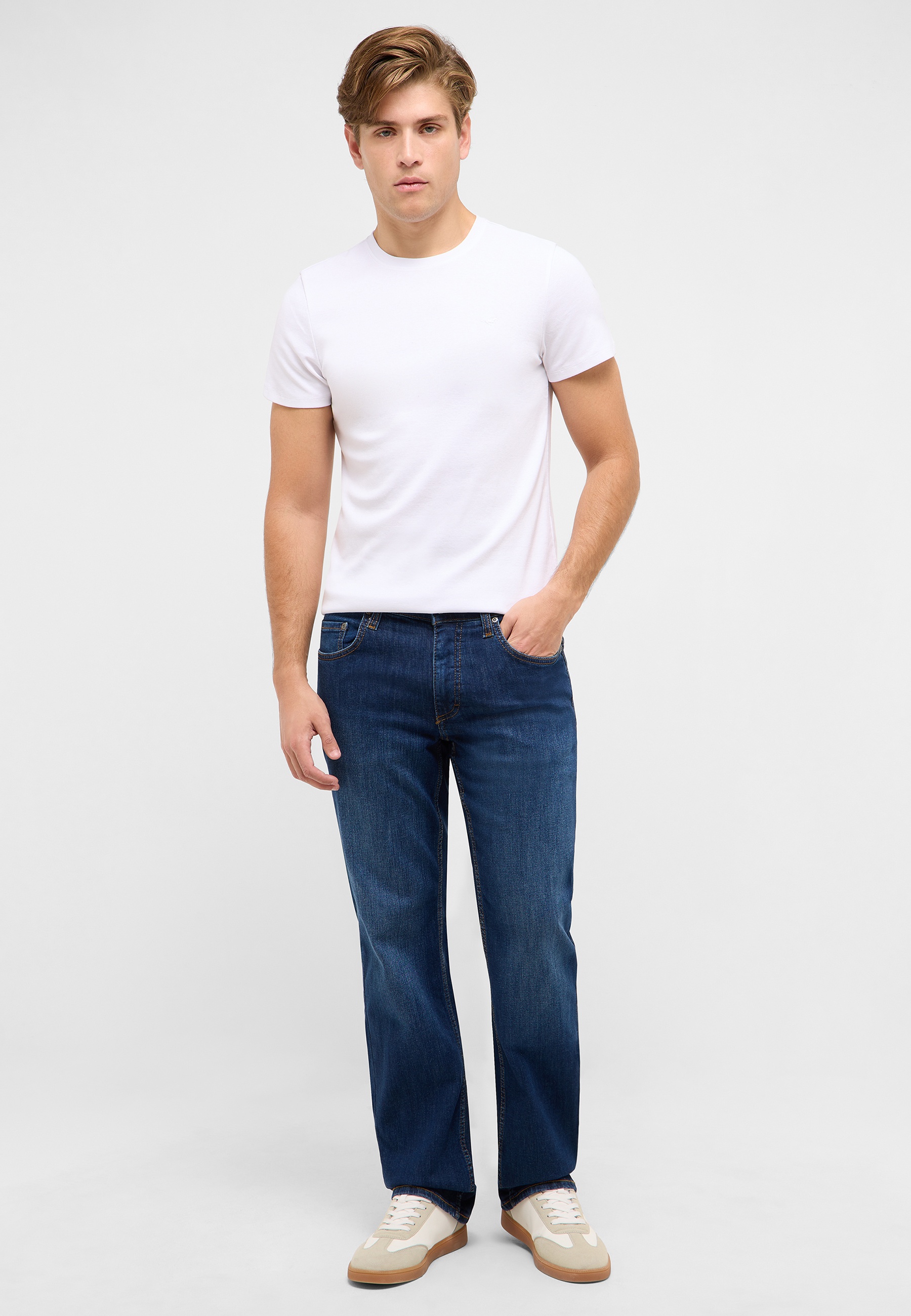 Hosen, Jeans, T-shirt, Person, Stehend