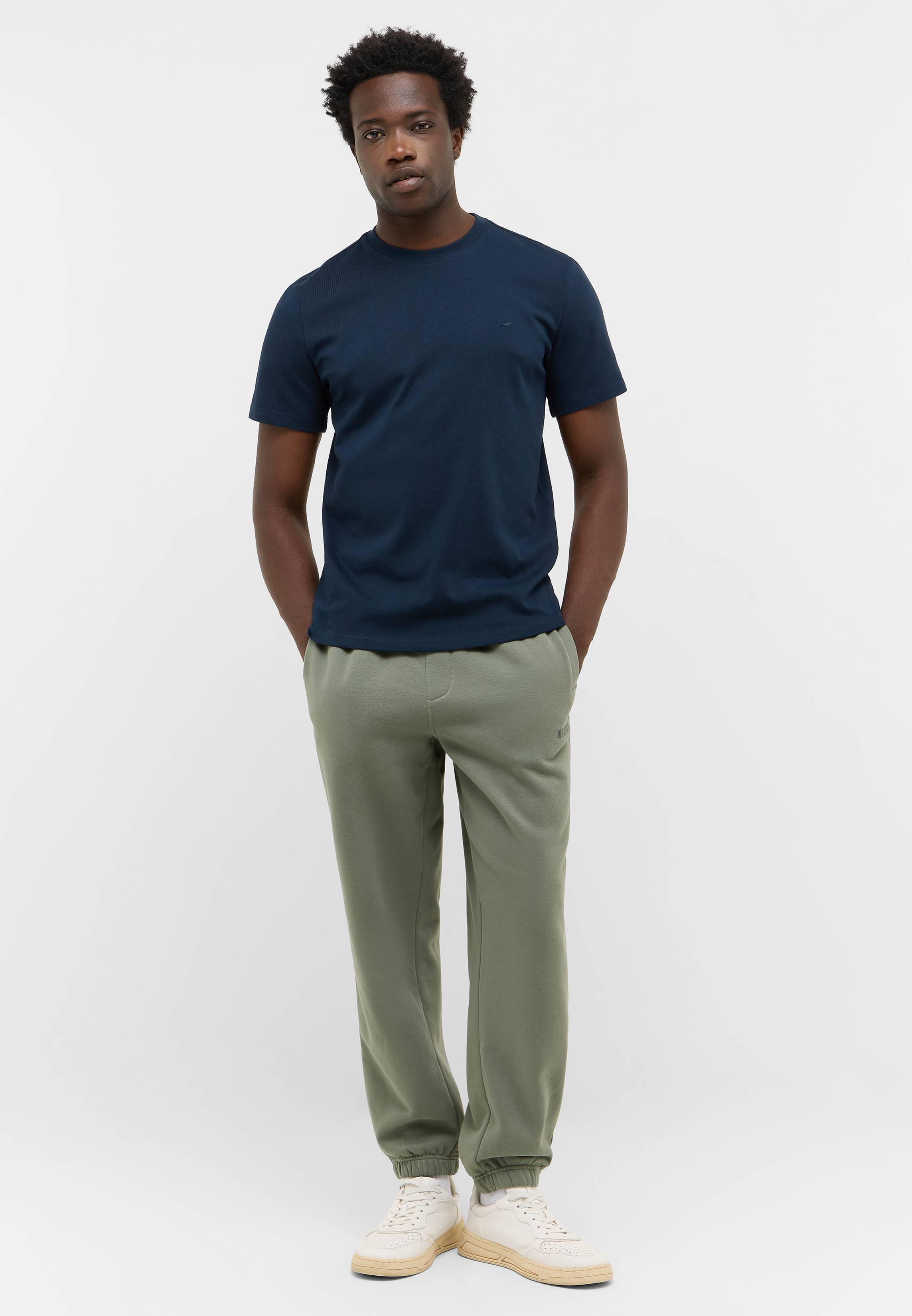 T-shirt, Hosen, Person, Stehend, Mann