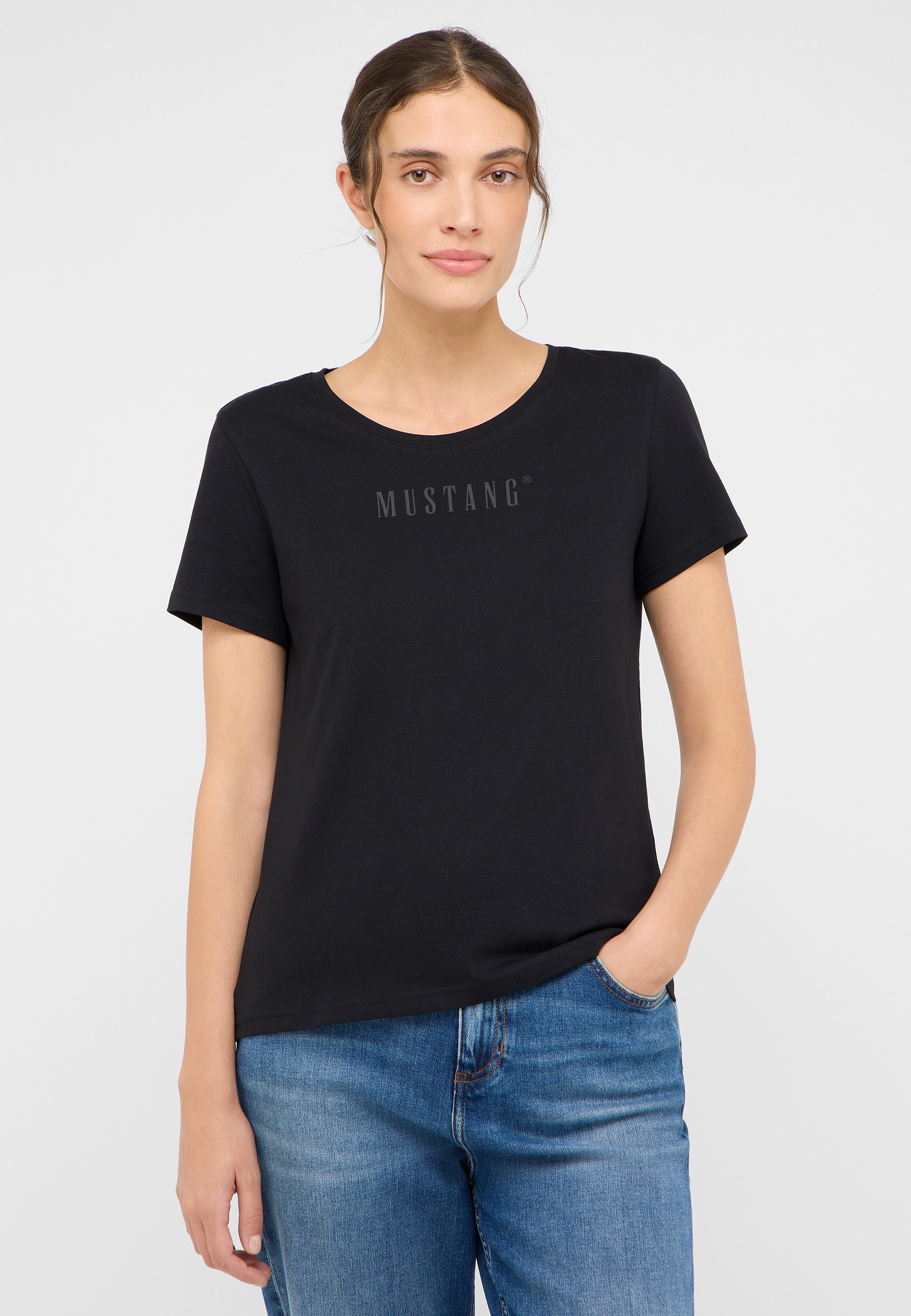 Bekleidung, T-shirt, Person, Ärmel, Jeans