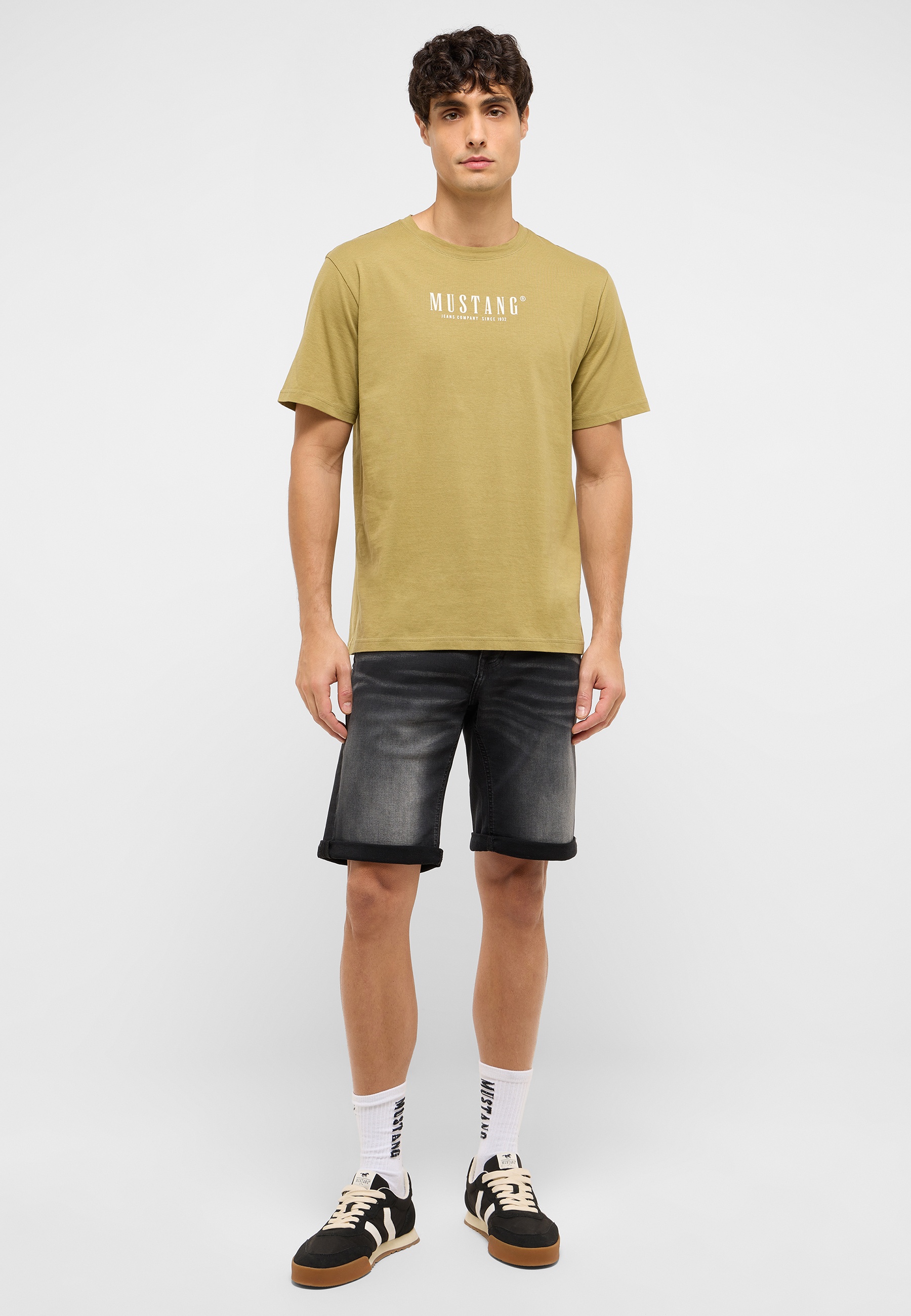 Bekleidung, Kurze Hosen, T-shirt, Person, Schuh
