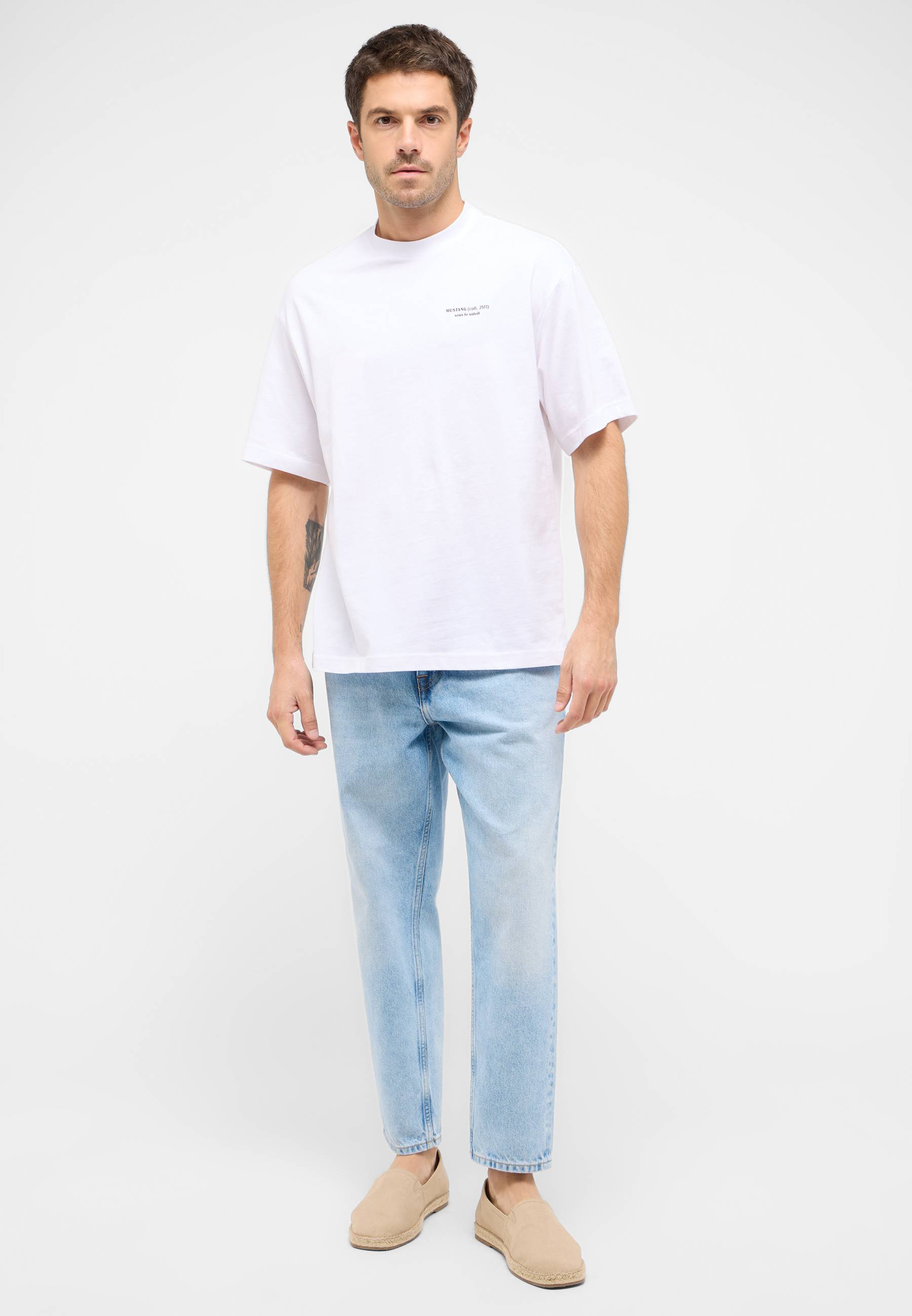 Bekleidung, Hosen, T-shirt, Person, Stehend