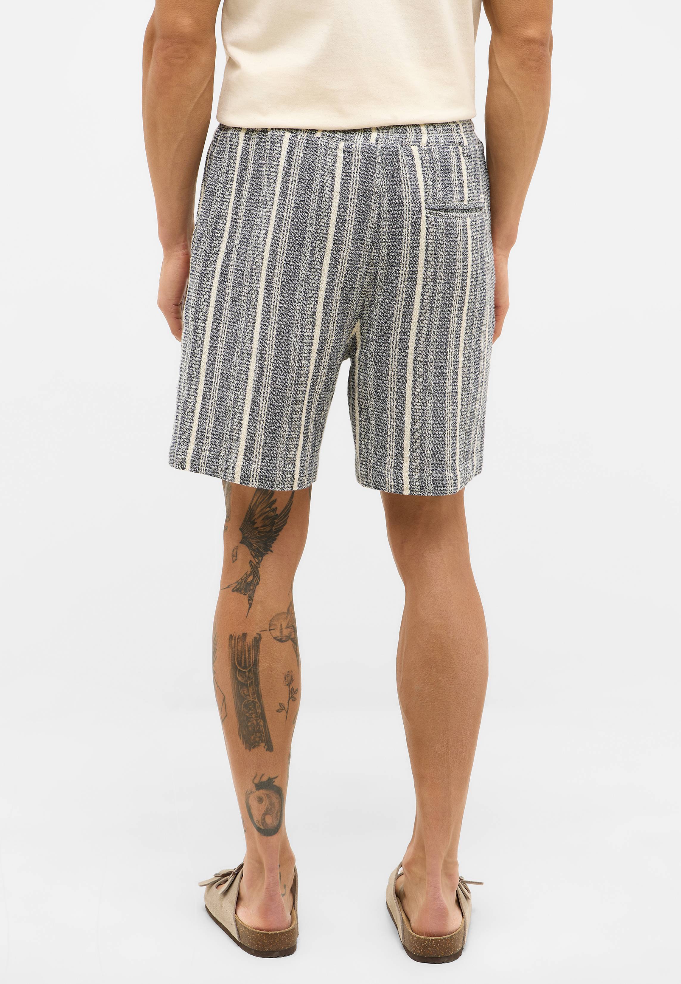 Bekleidung, Kurze Hosen, Person, Haut, Tätowierung