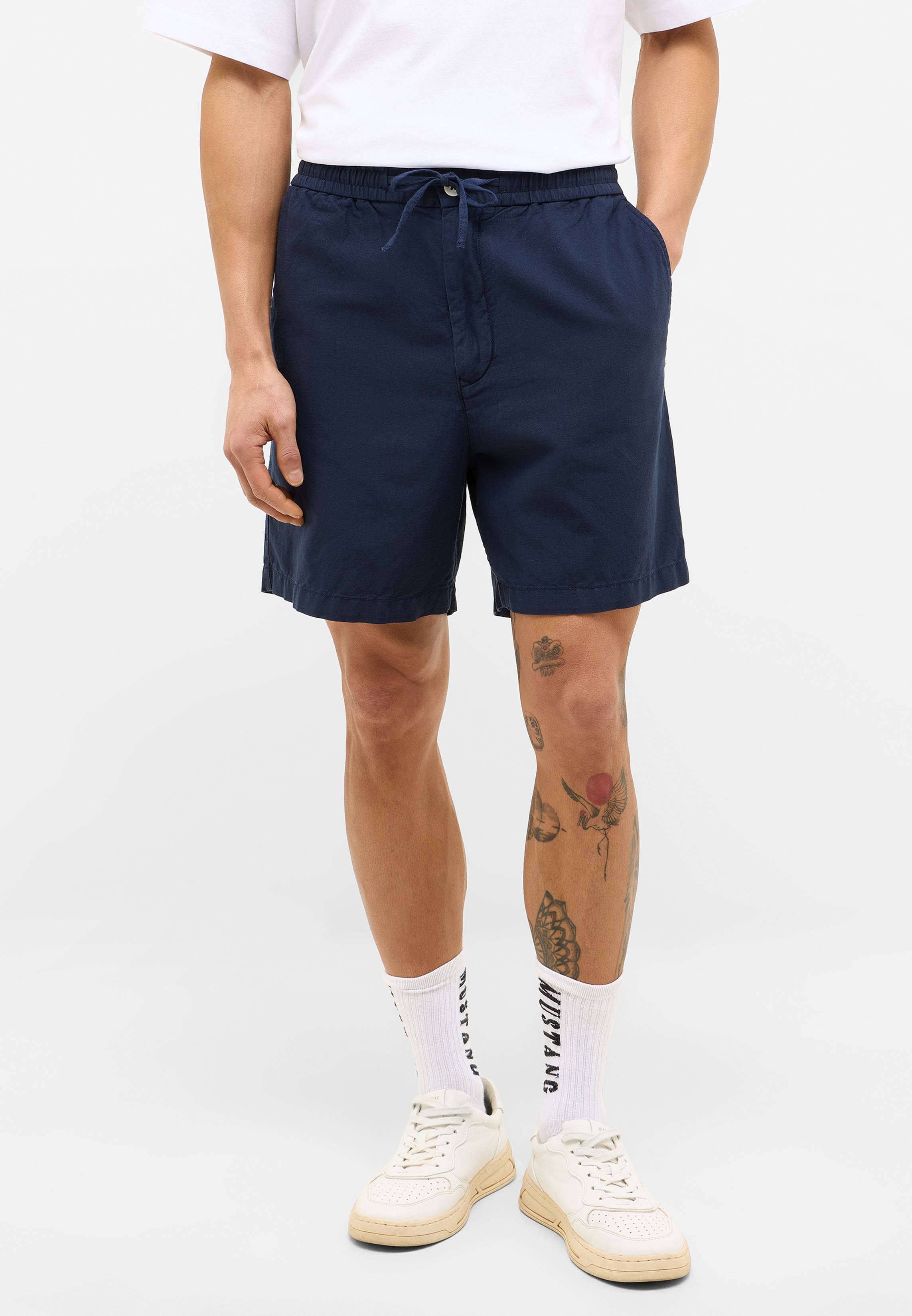 Bekleidung, Kurze Hosen, Person, Haut, Tätowierung