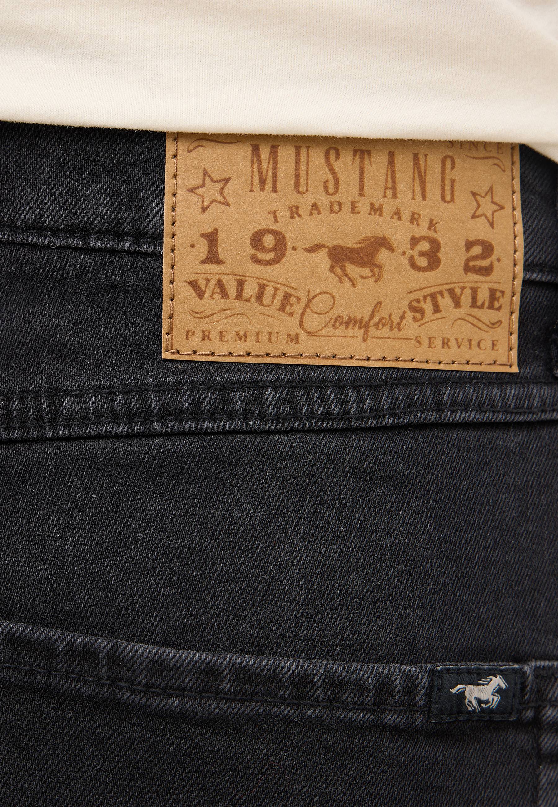 jeans, denim, Lederpatch, Mustang Logo, Hose mit Markenlabel