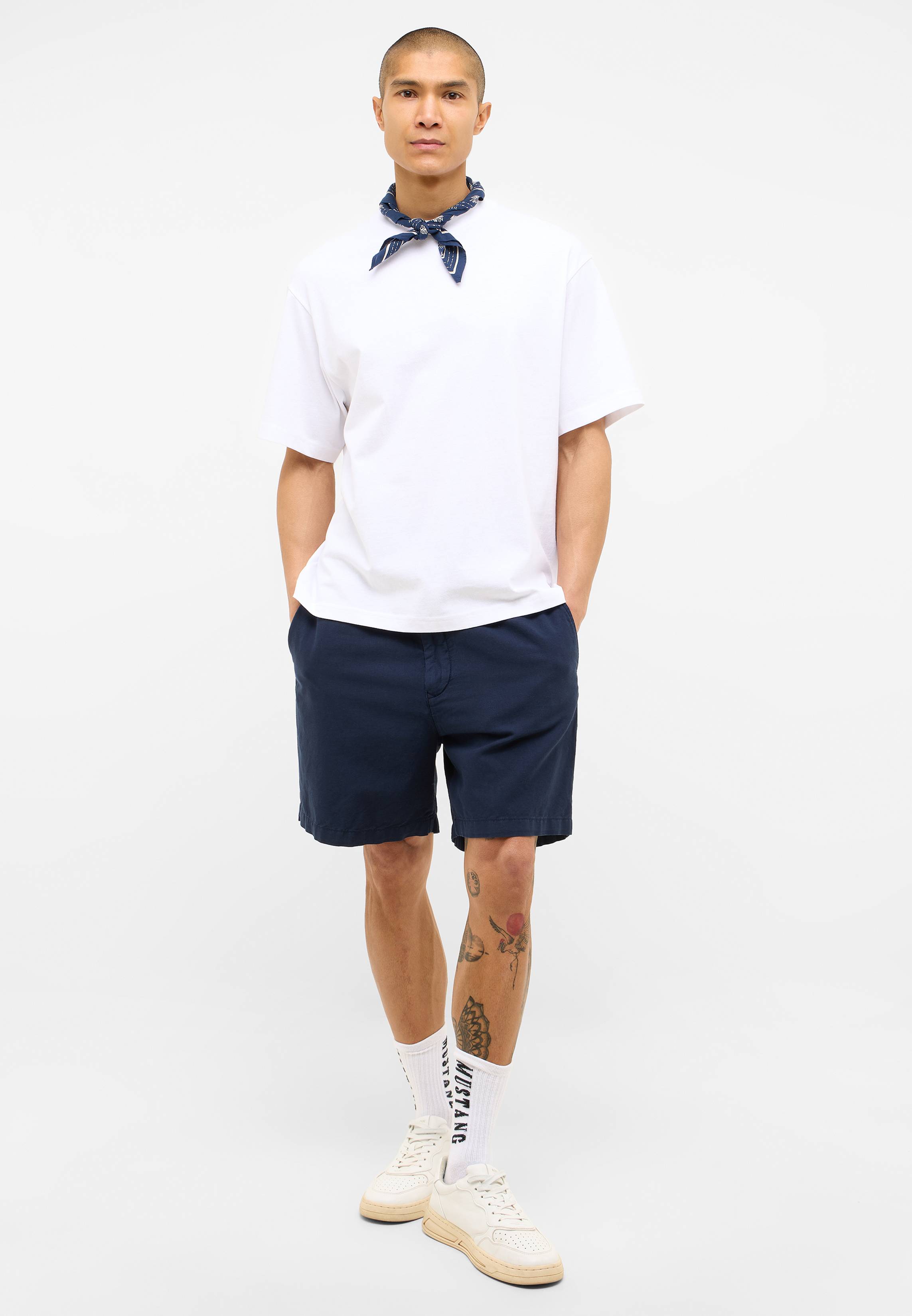 Kurze Hose, Hemd, Krawatte, Person, Jugendlich
