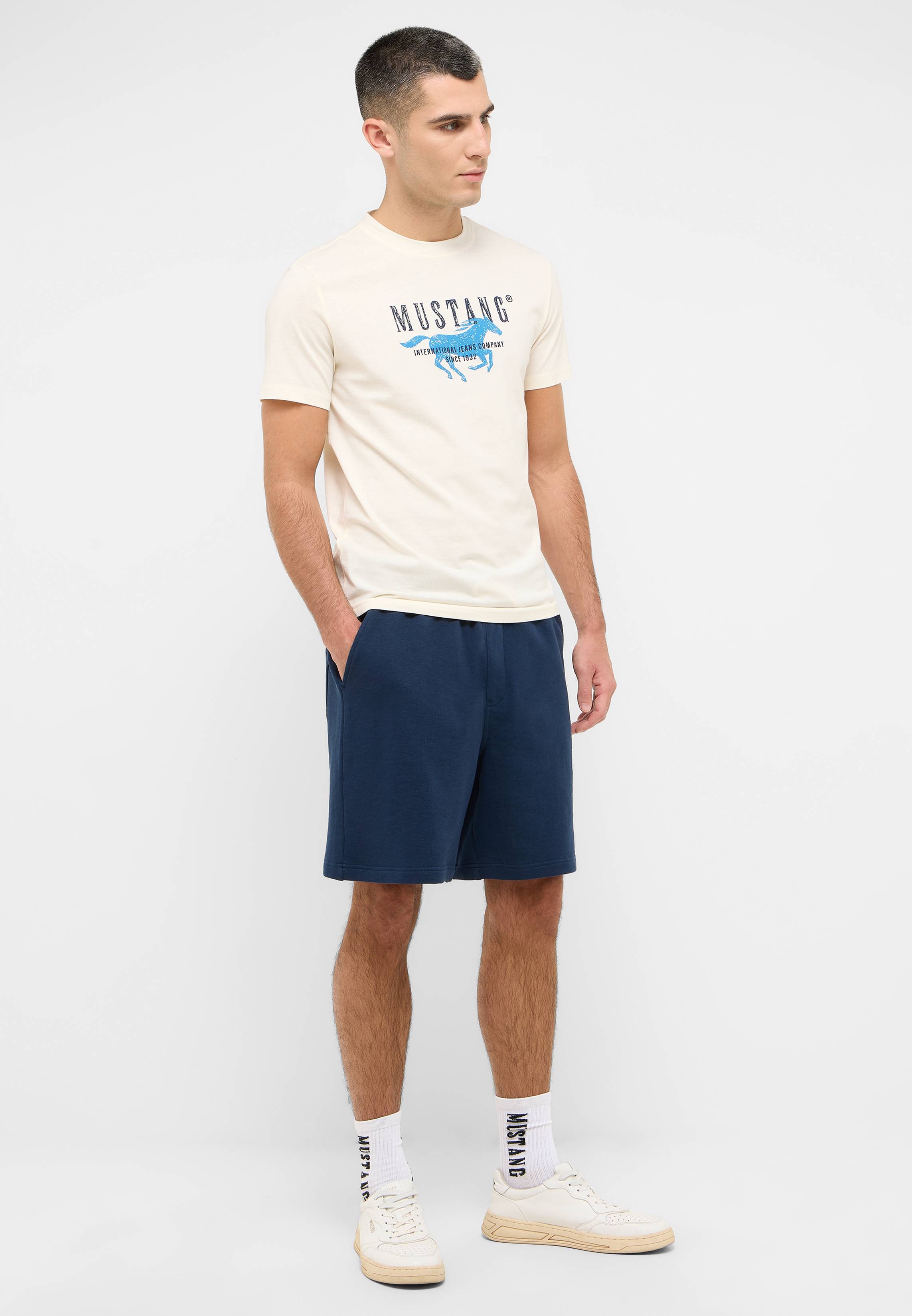 Bekleidung, Kurze Hosen, Person, T-shirt, Strandmode