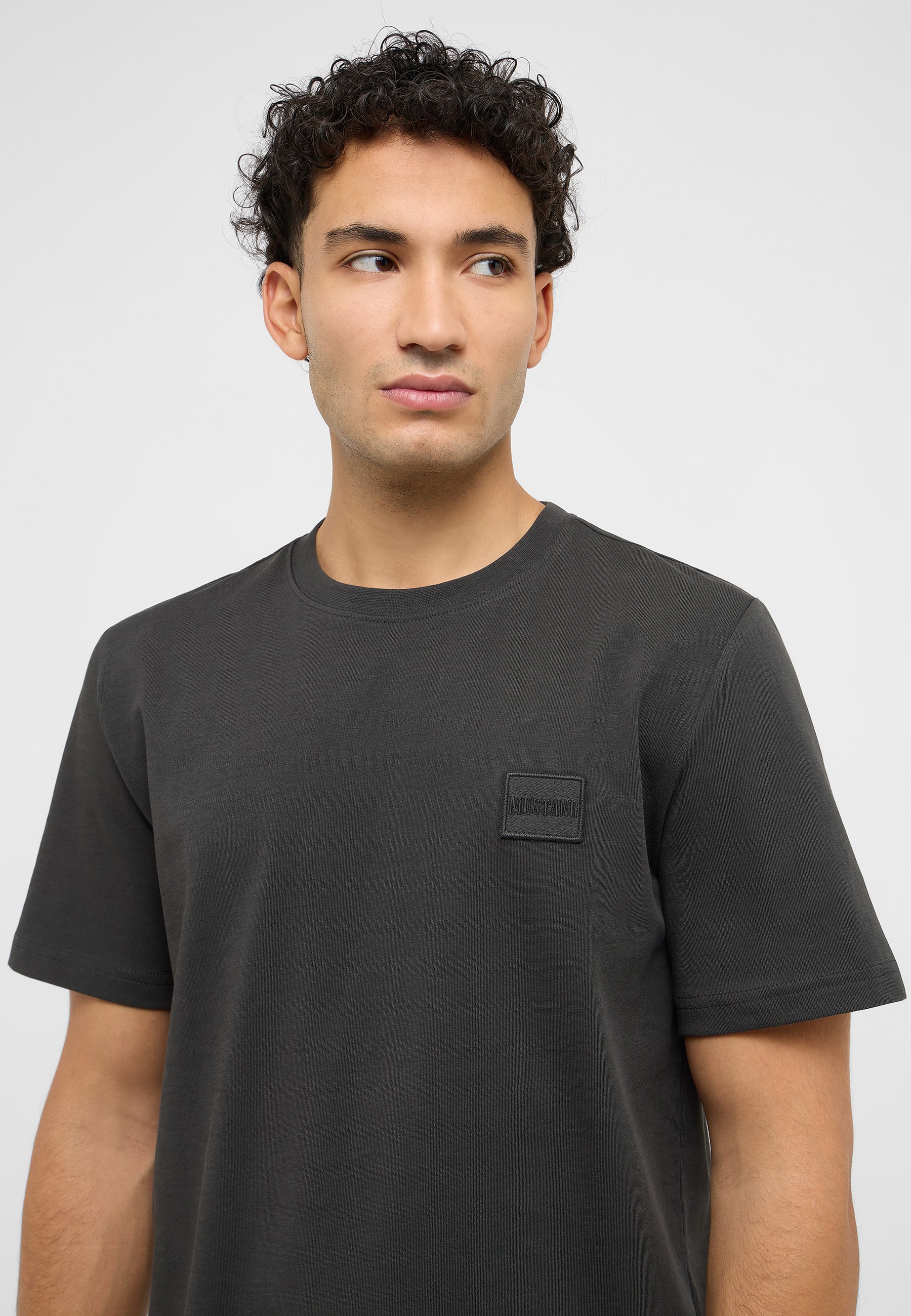 T-shirt, Gesicht, Hals, Person, Ärmel