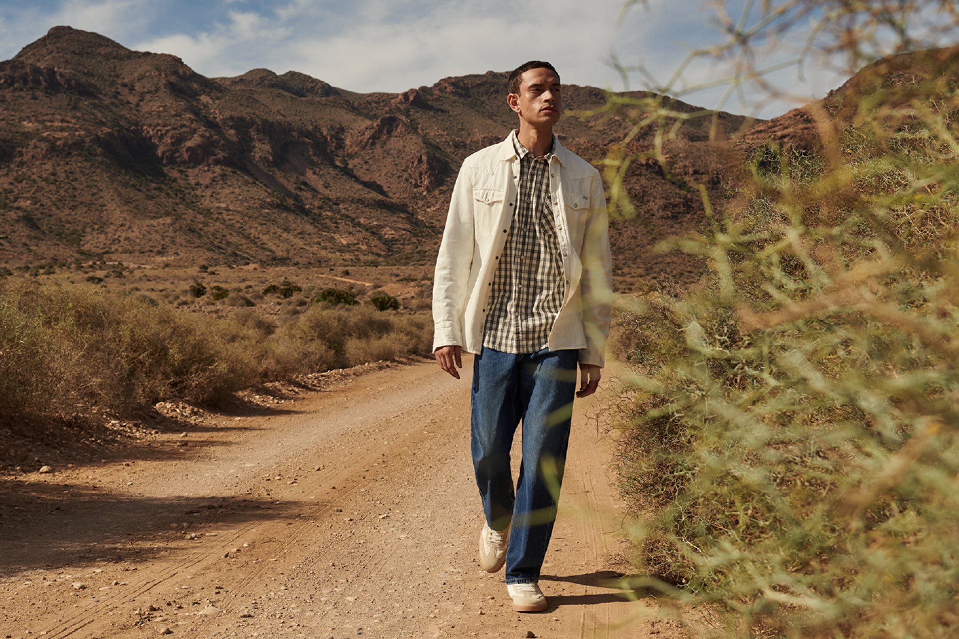 Hosen, Jeans, Lächeln, Gehen, Stehend, Hosen, Jeans, Lächeln, Gehen, Stehend