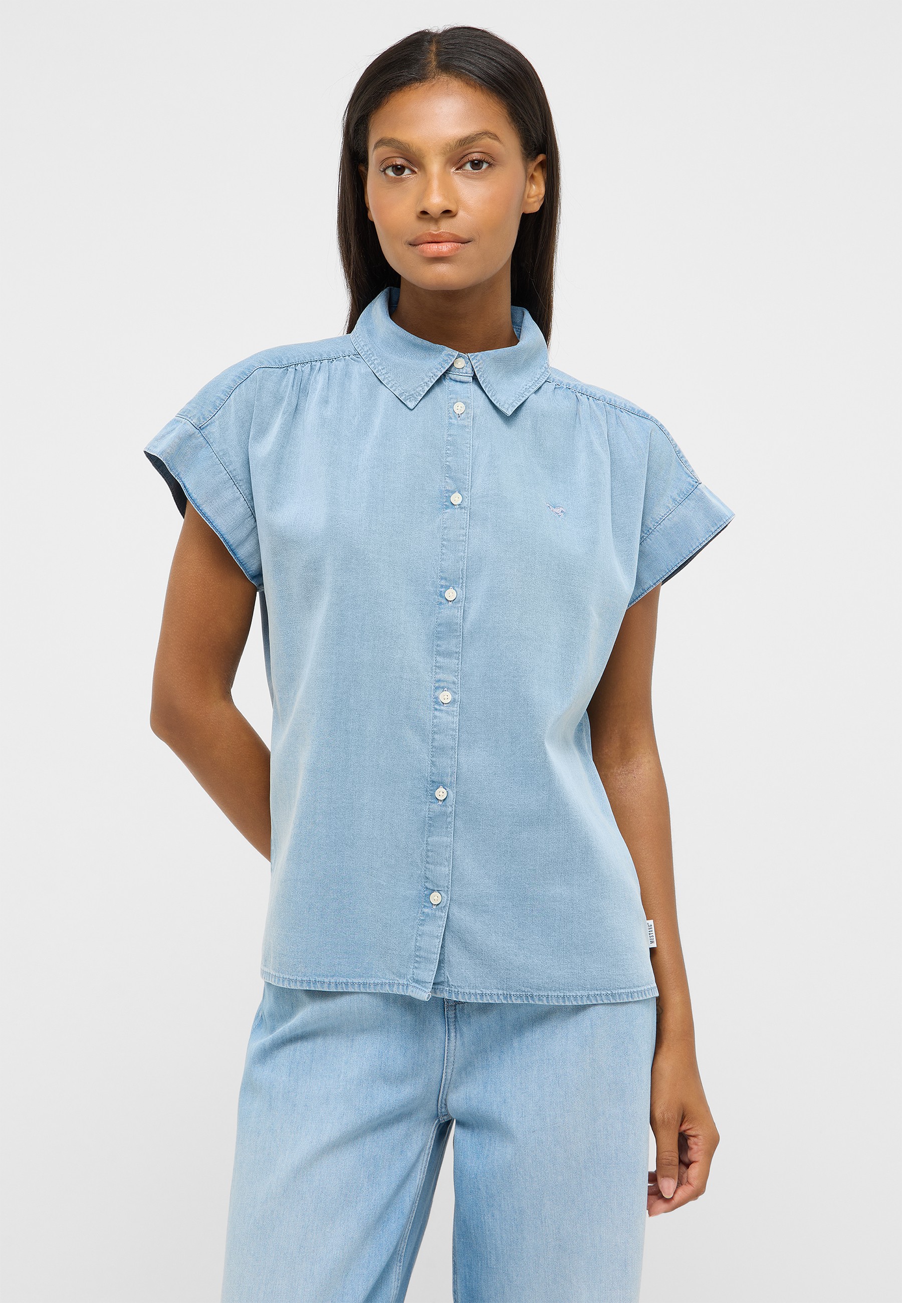 Denim shirt, Short sleeves, Button front, Collared top, Light blue