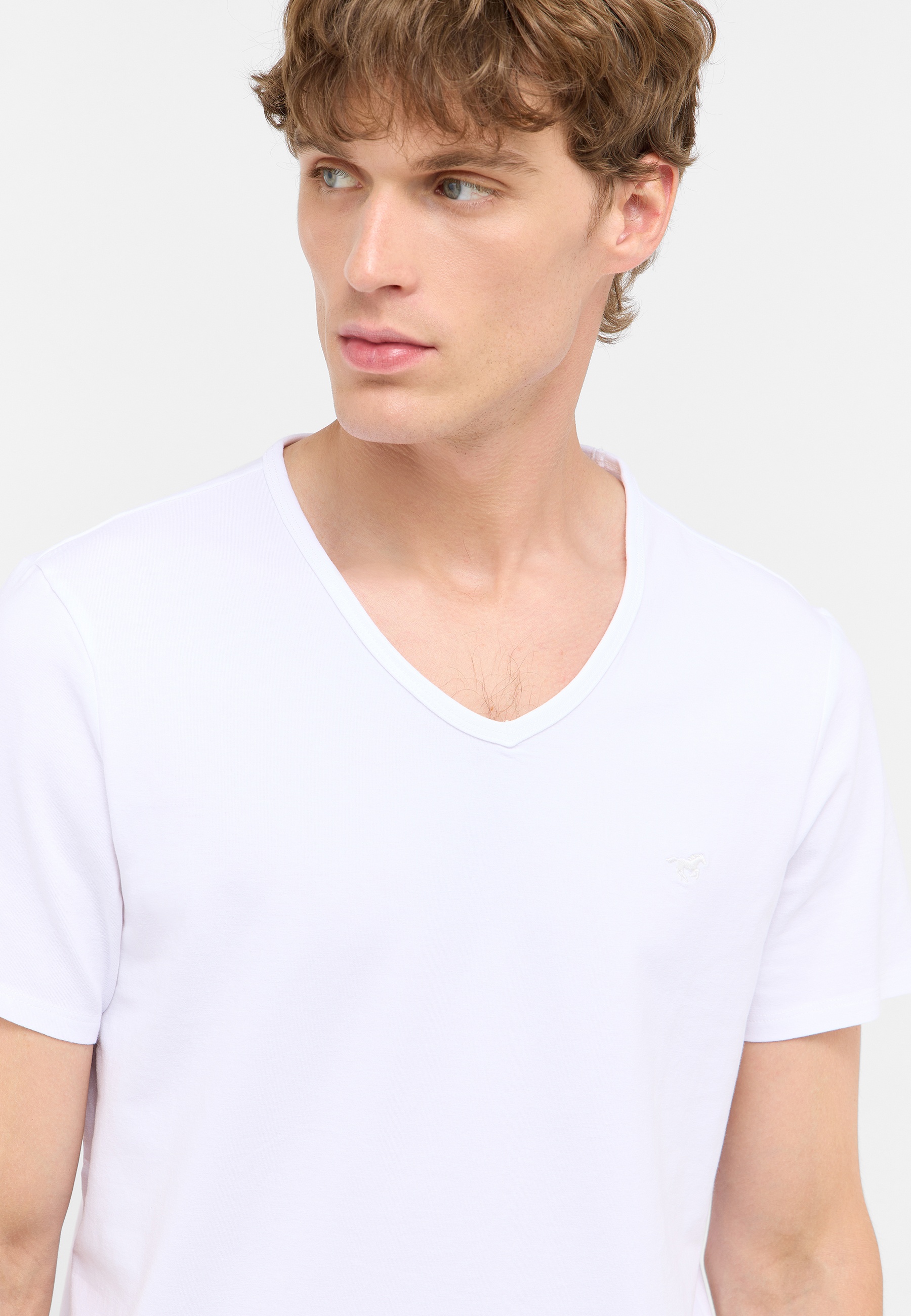 Bekleidung, T-shirt, Gesicht, Hals, Person