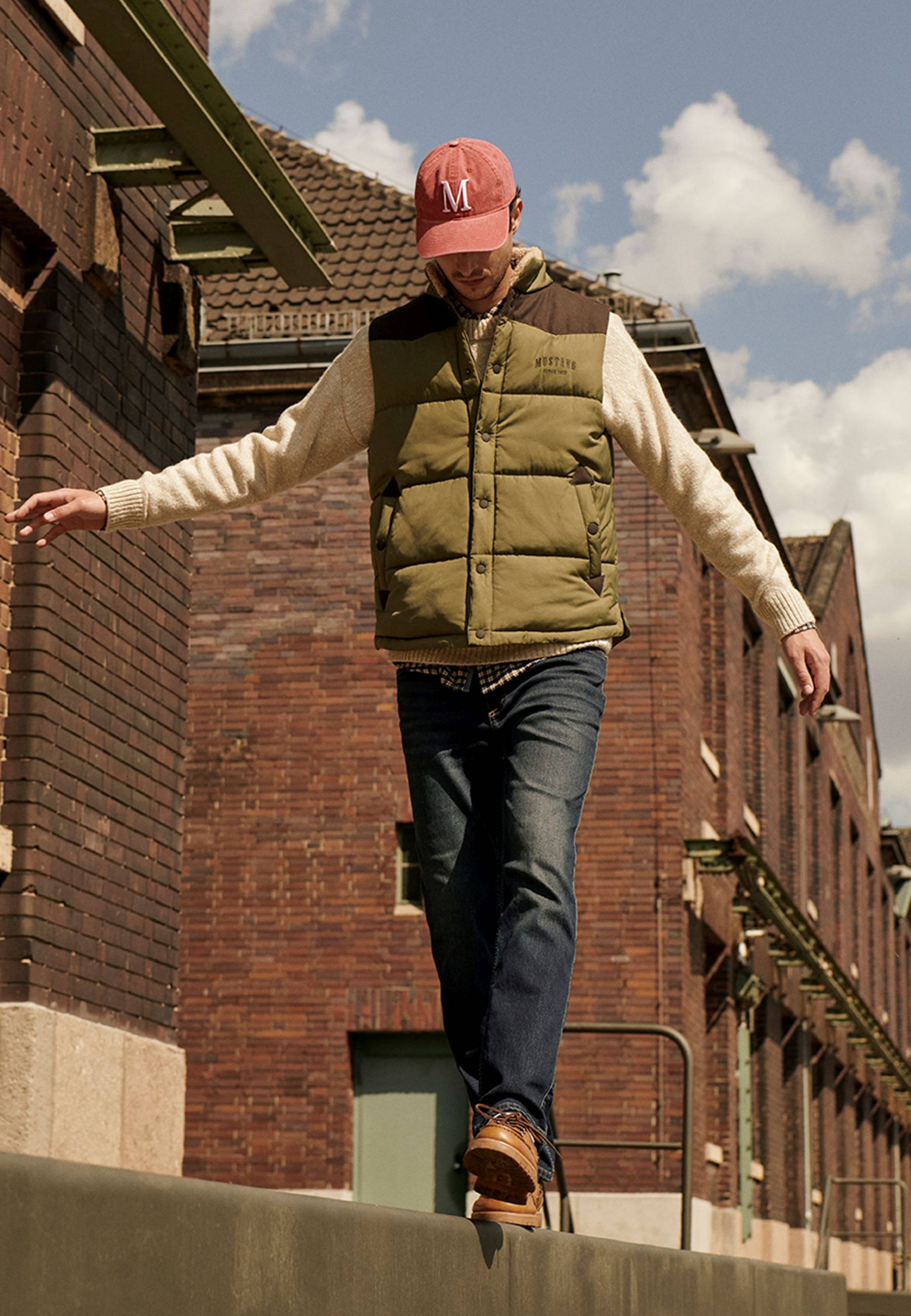 Hosen, Jacke, Backstein, Jeans, Mütze