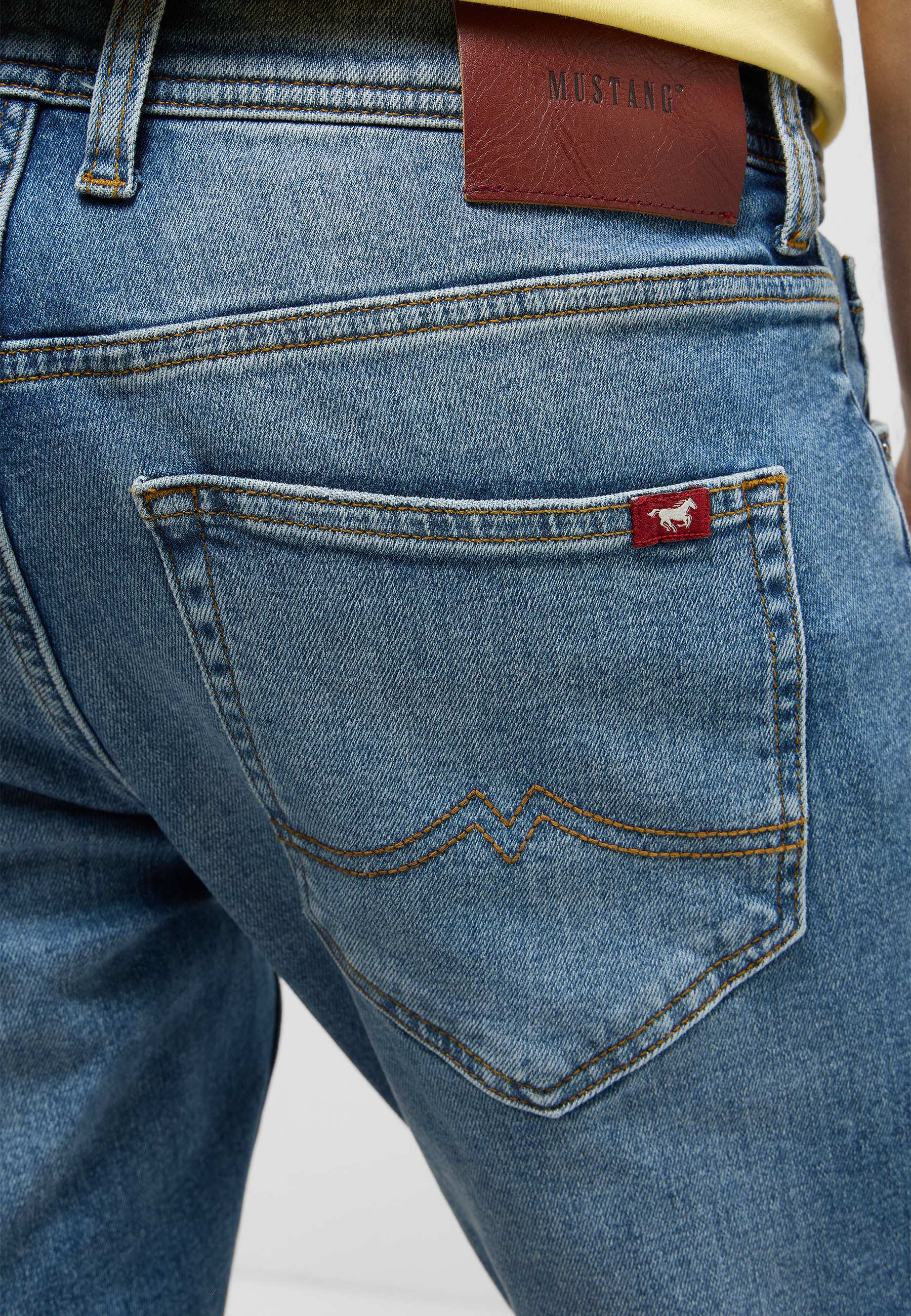 Jeans, Denim, Hintertasche, Naht, Roter Aufnäher