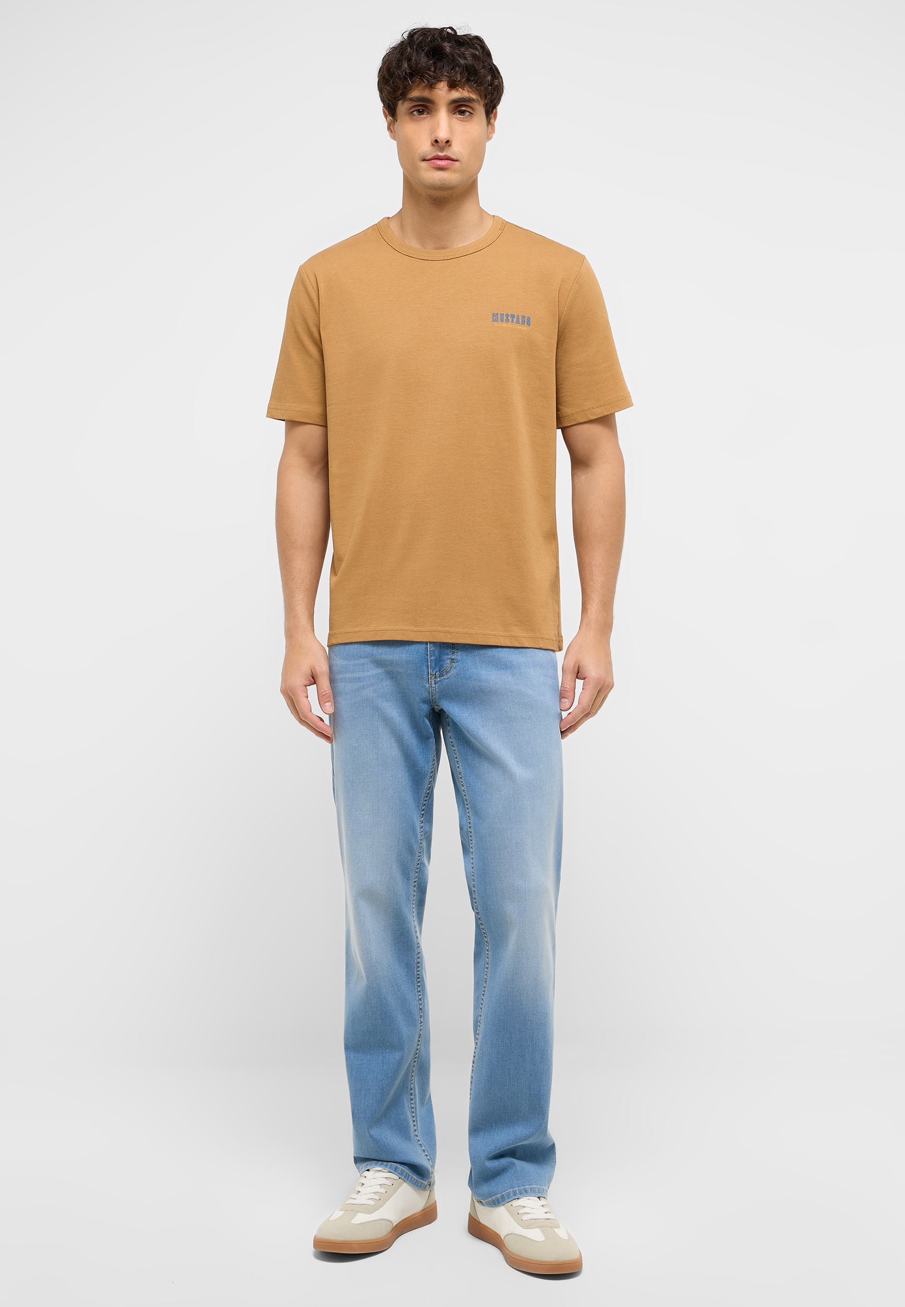 T-shirt, Hosen, Person, Stehend, Mann