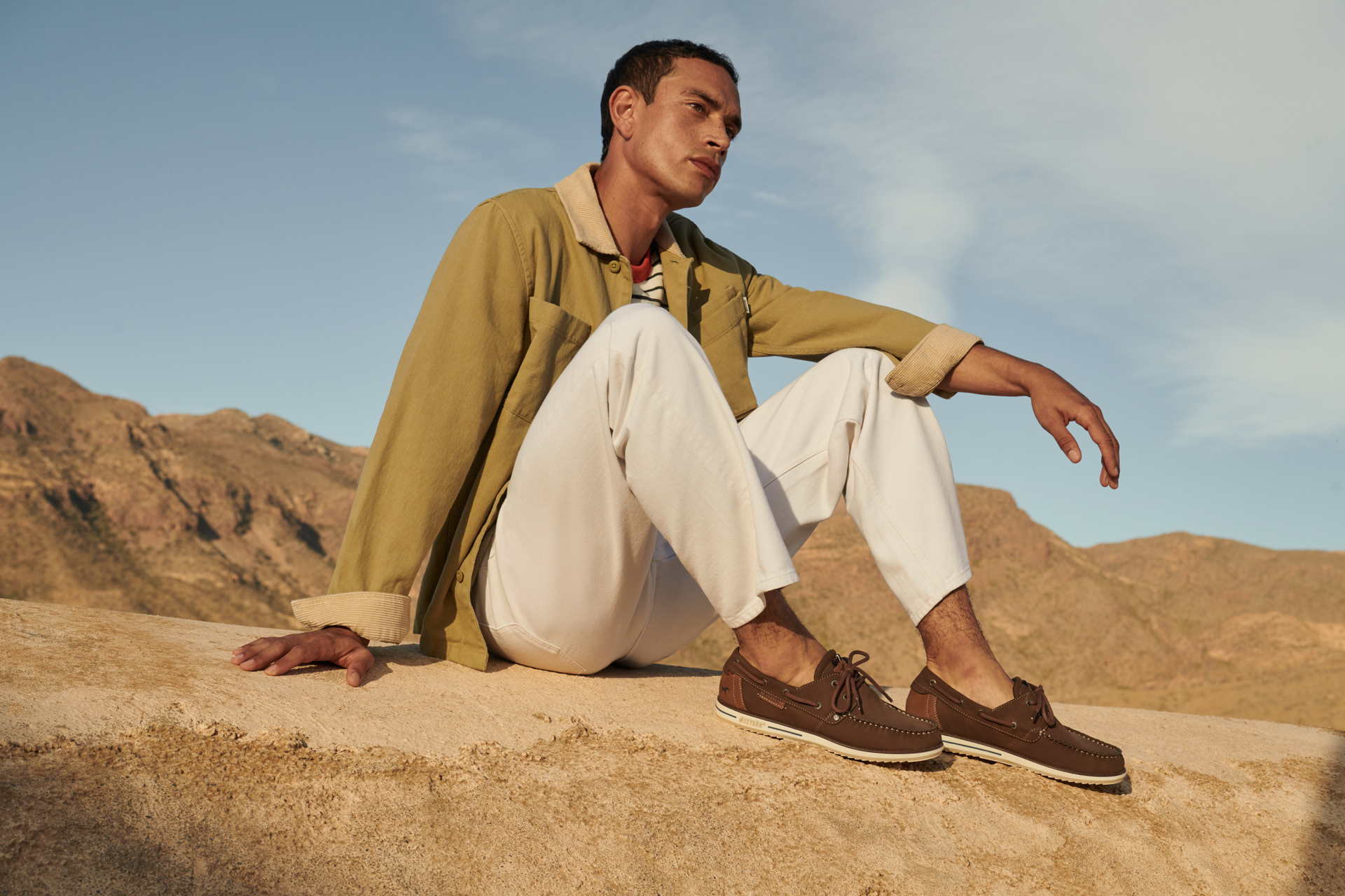 Person, Sitzen, Schuh, Erwachsener, Mann, Person, Sitzen, Schuh, Erwachsener, Mann