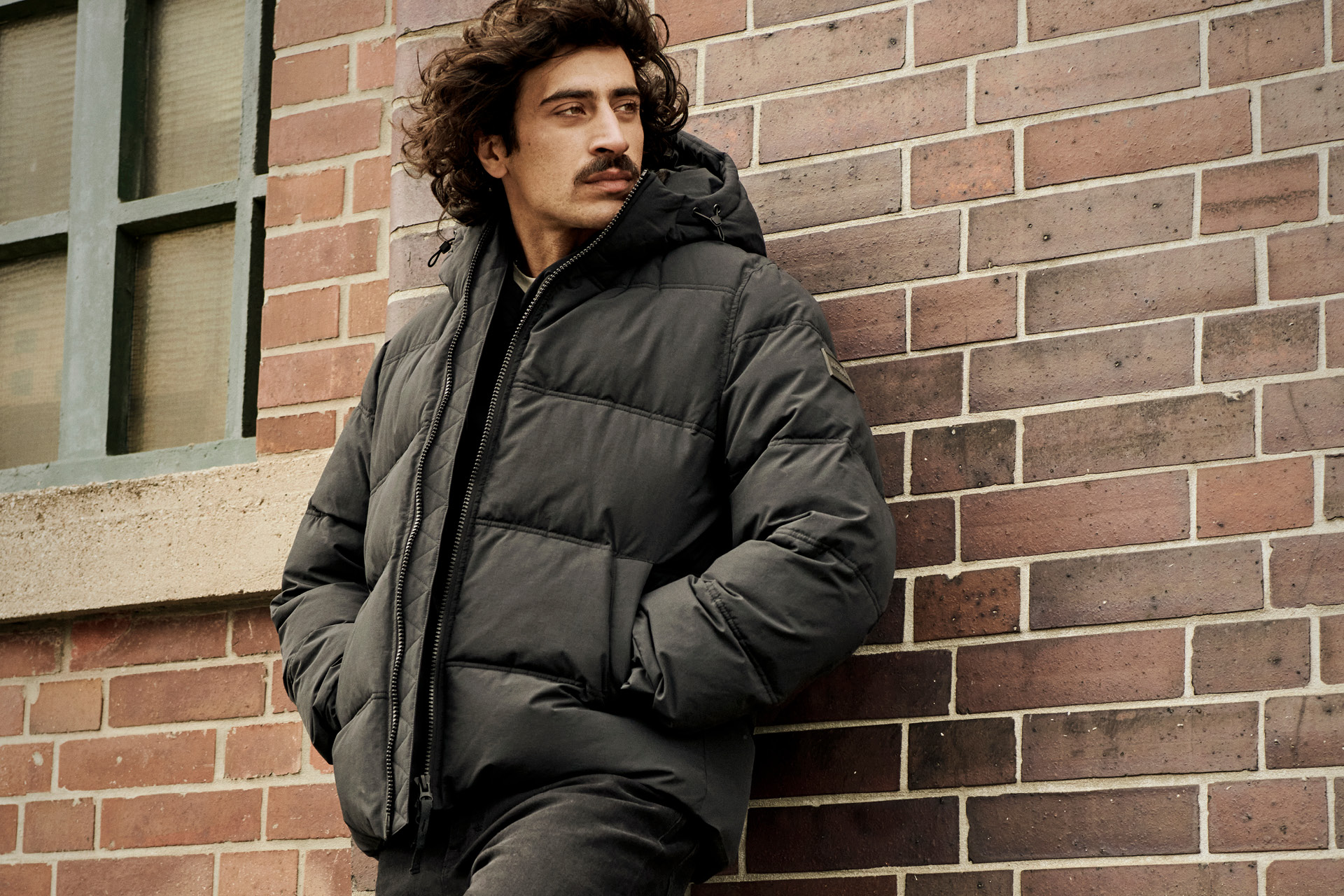 Bekleidung, Mantel, Jacke, Backstein, Gesicht