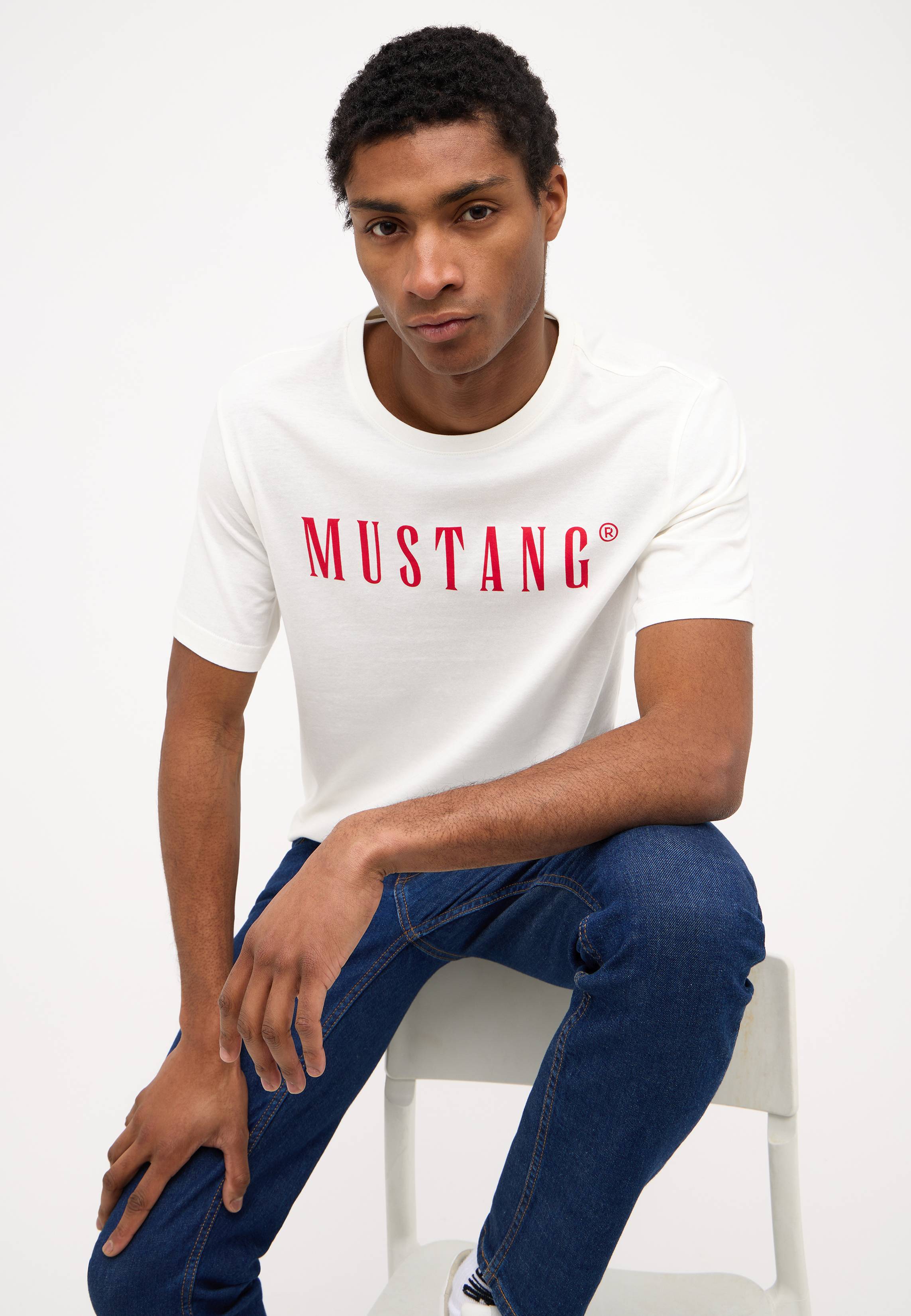 Person, Sitzen, T-Shirt, Hosen, Kopf