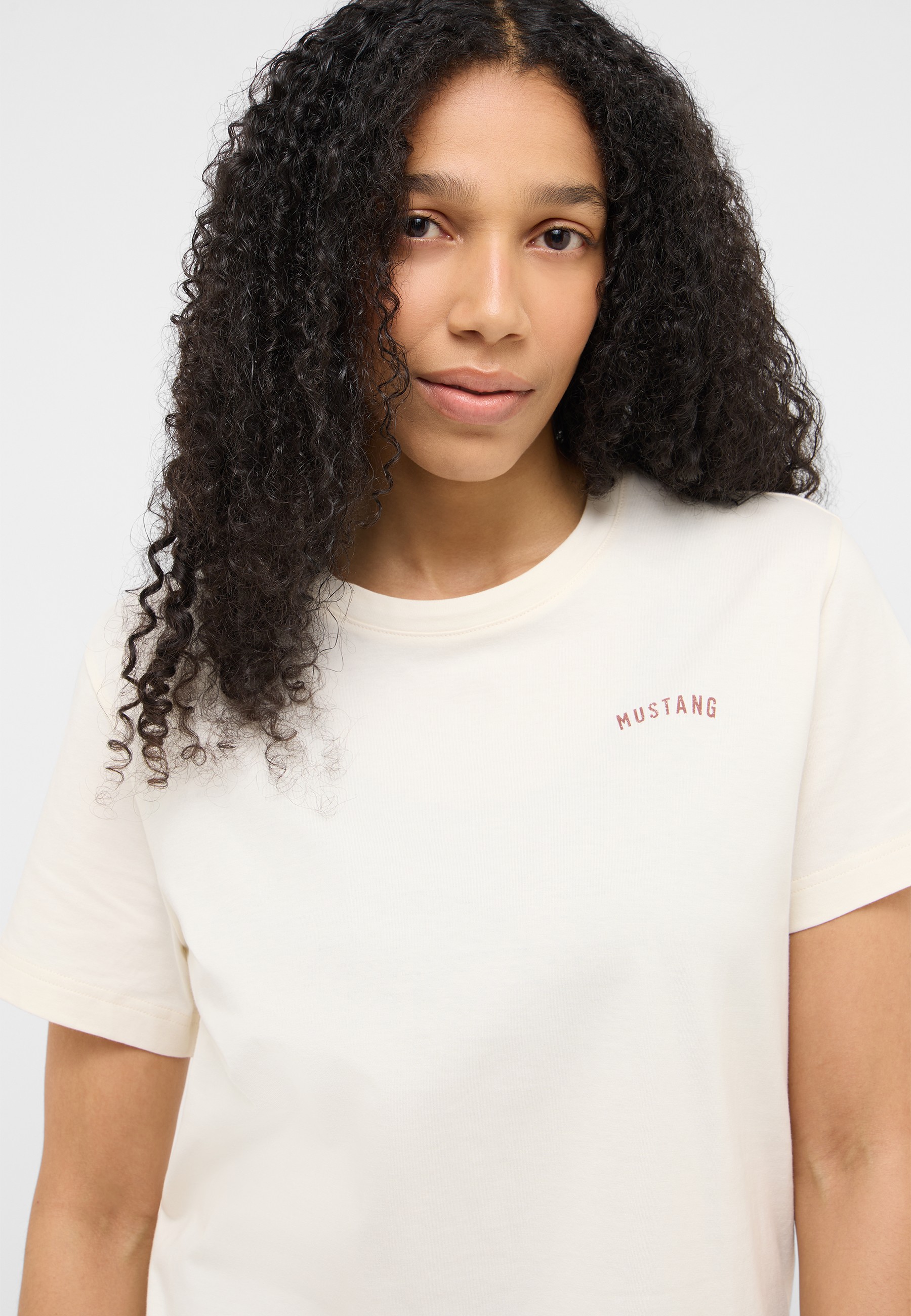 t-shirt, creme, kurzarm, rundhalsausschnitt, mustang-logo