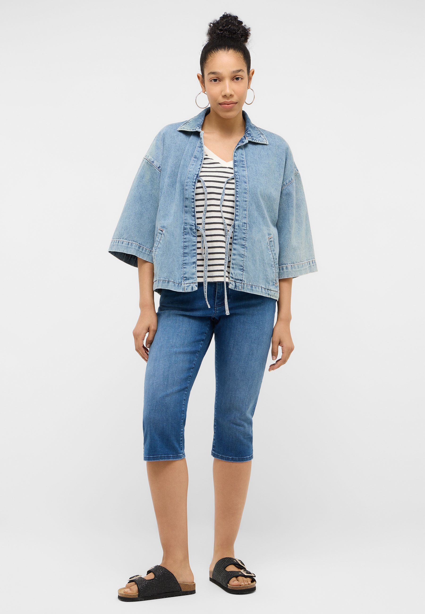 Denim, Damenlook, Jeansjacke, Streifenoberteil, Bermuda-Jeans