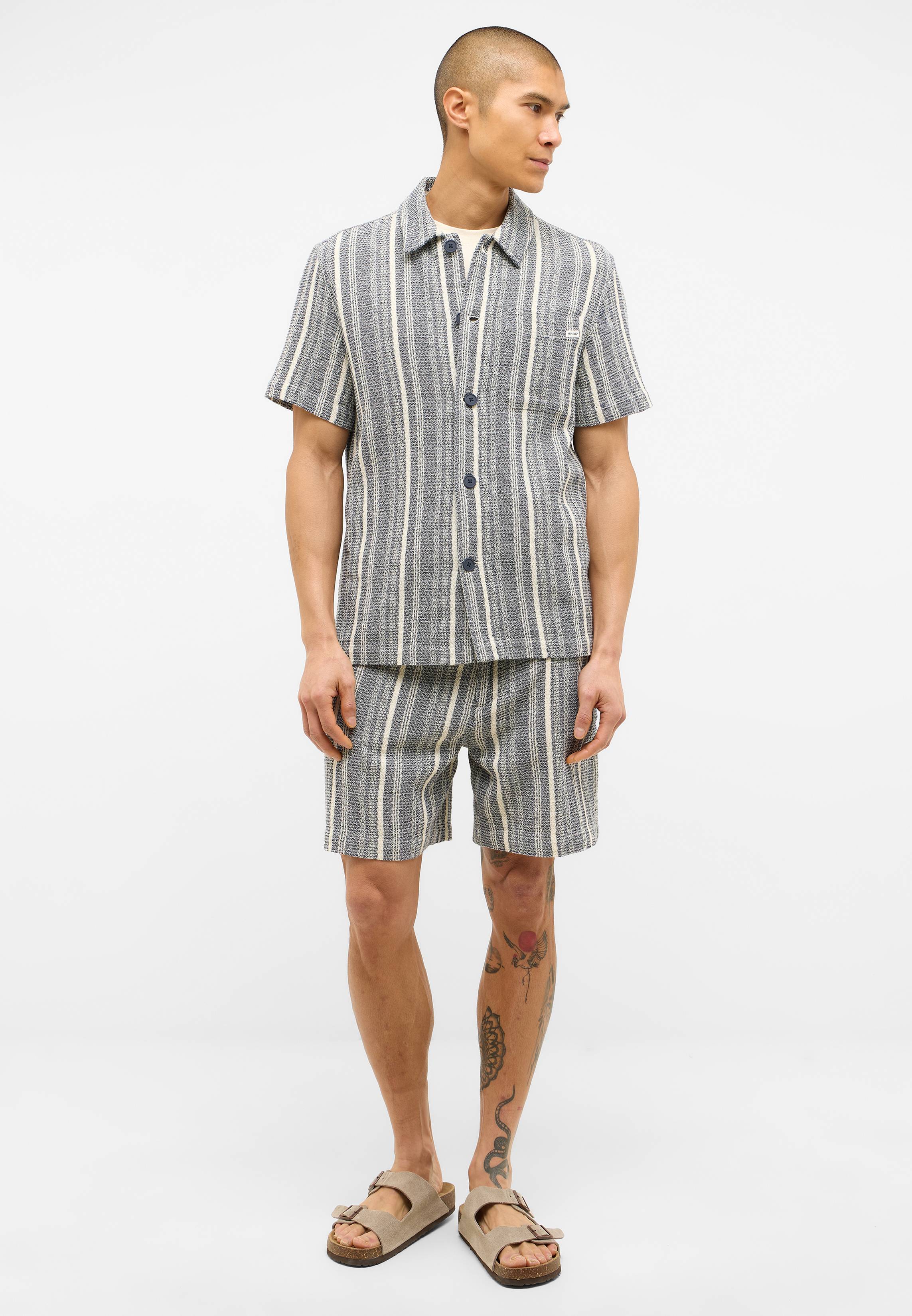 Hemd, Sandale, Kurze Hosen, Strandmode, Tätowierung
