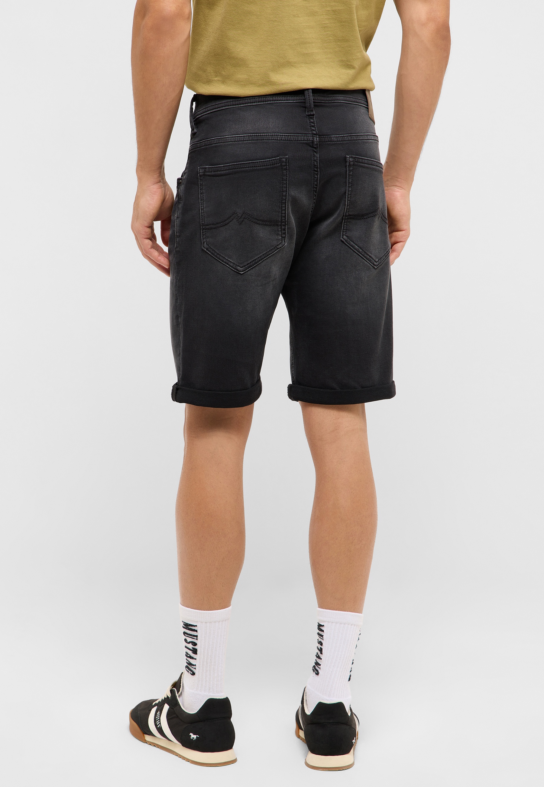 Bekleidung, Kurze Hosen, Person, Schuh, Sneaker