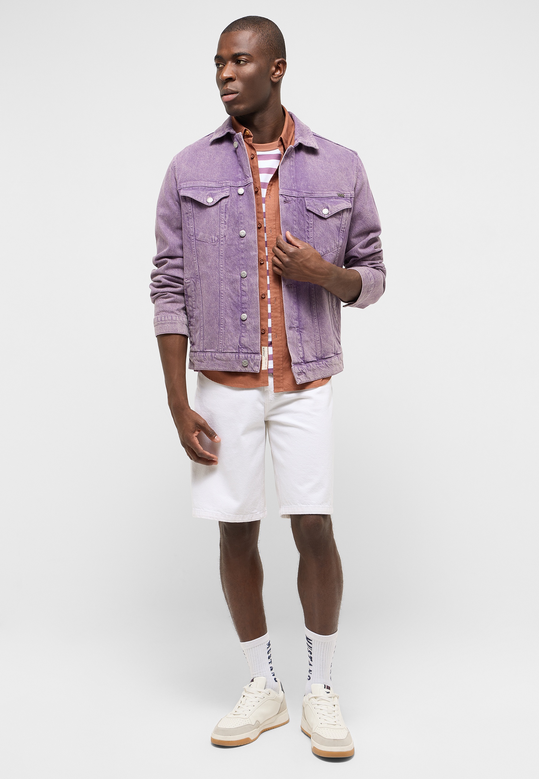 lila Jeansjacke, denimjacke, windbreaker, strickshirt, shorts