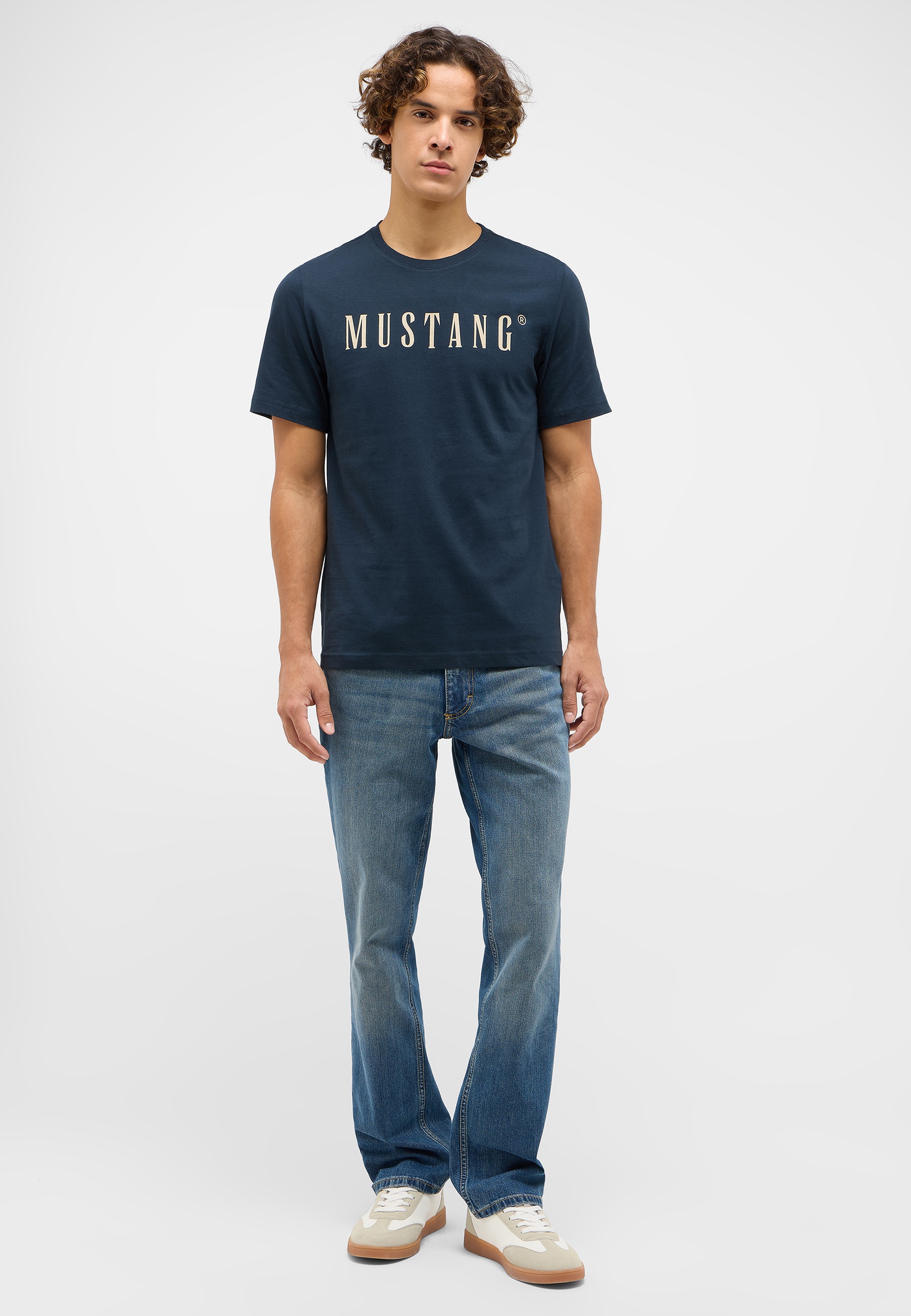 T-shirt, Hosen, Person, Hemd, Jeanshose