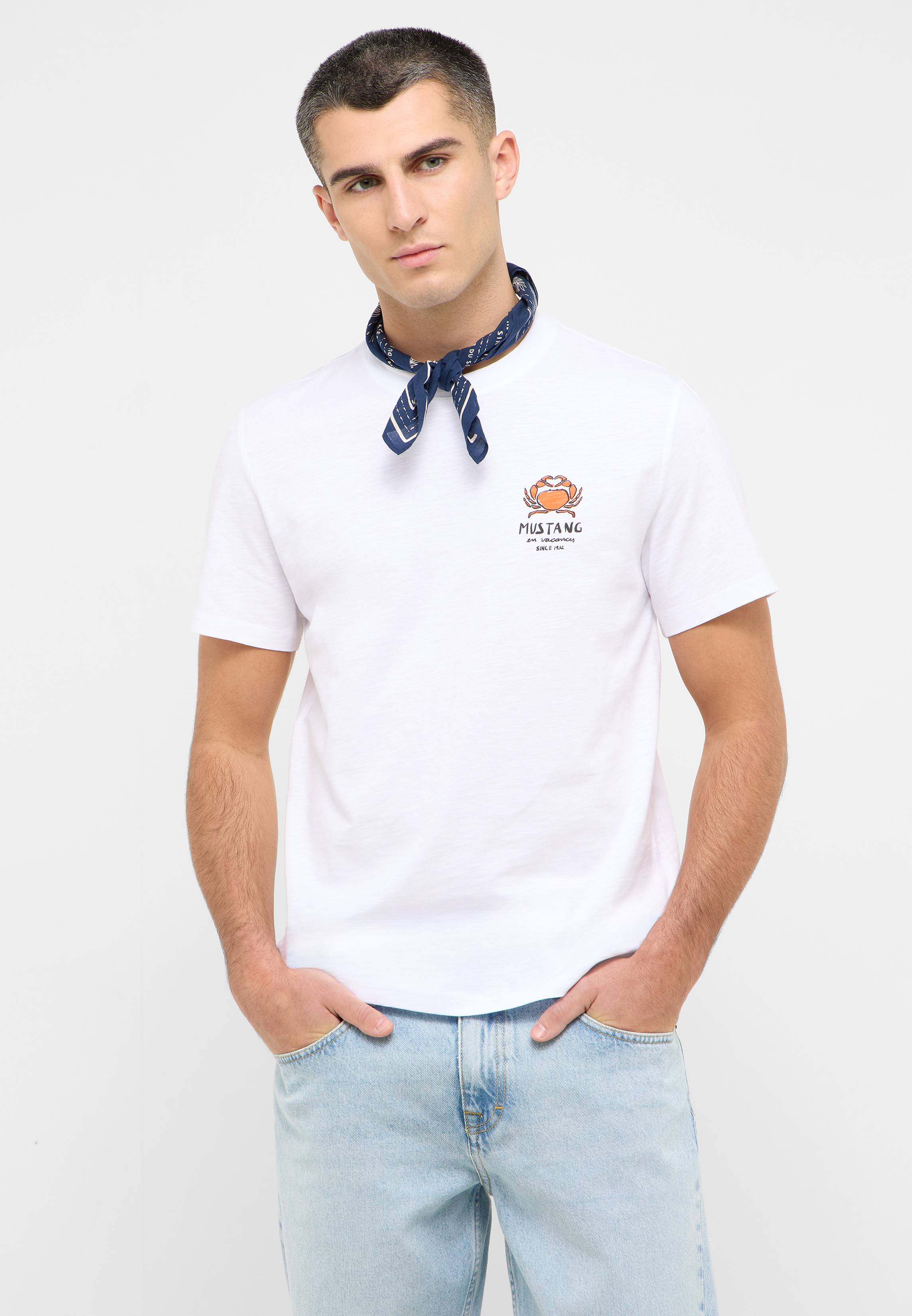 T-shirt, Zubehör, Krawatte, Hemd, Person