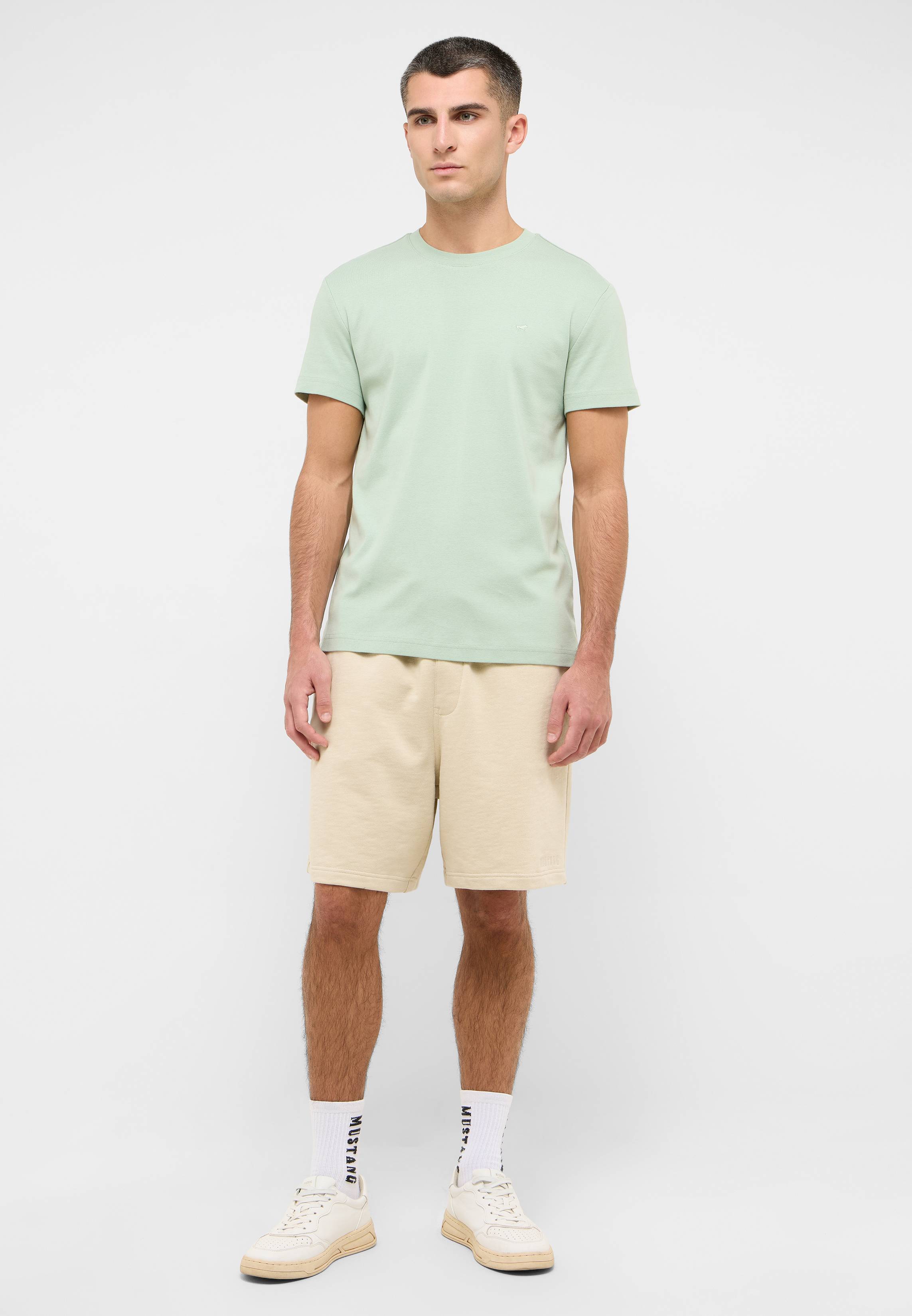 Kurze Hose, T-shirt, Erwachsener, Mann, Person