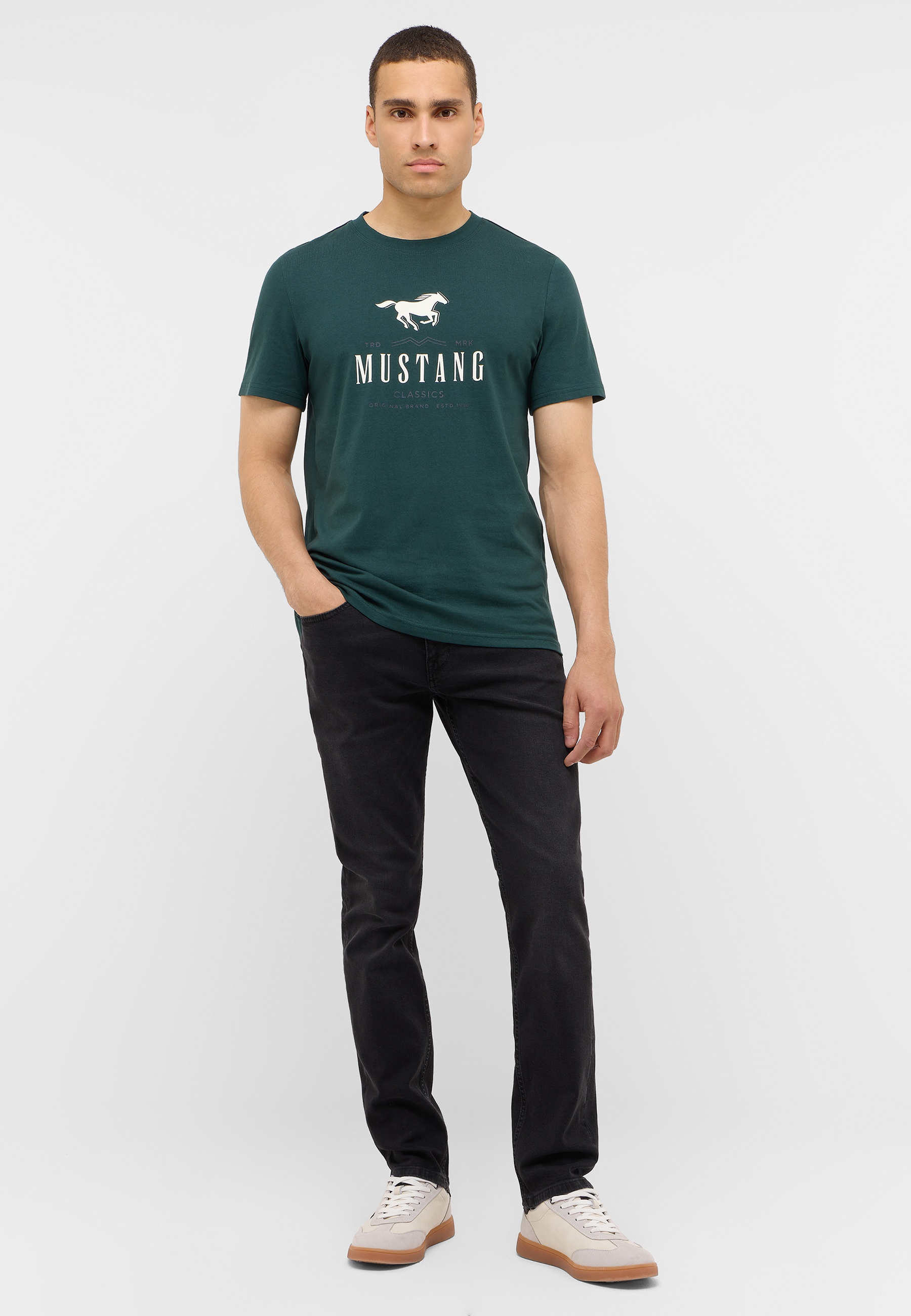 Bekleidung, T-shirt, Hosen, Person, Stehend