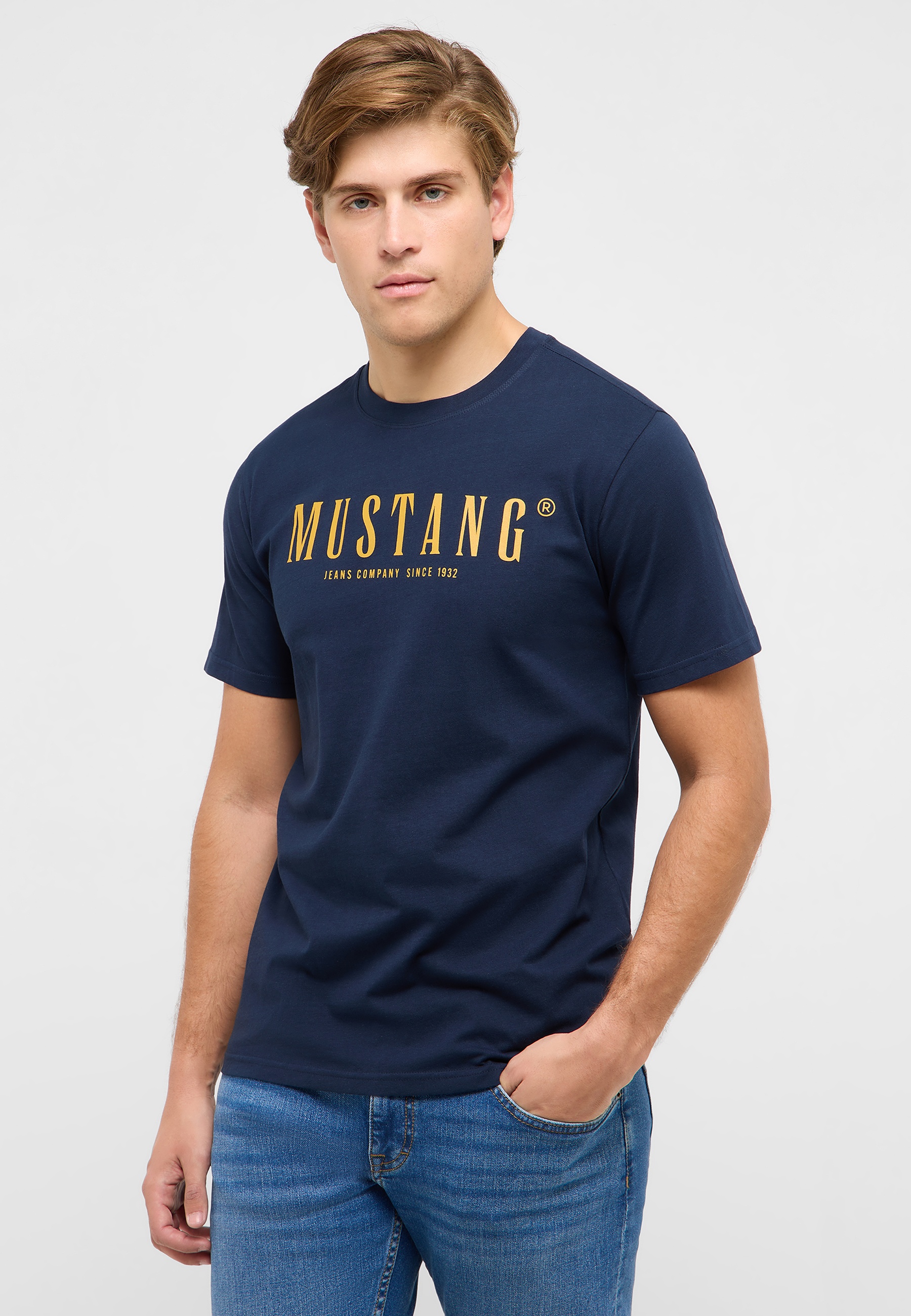 T-shirt, Hemd, Jeanshose, Person, Gesicht
