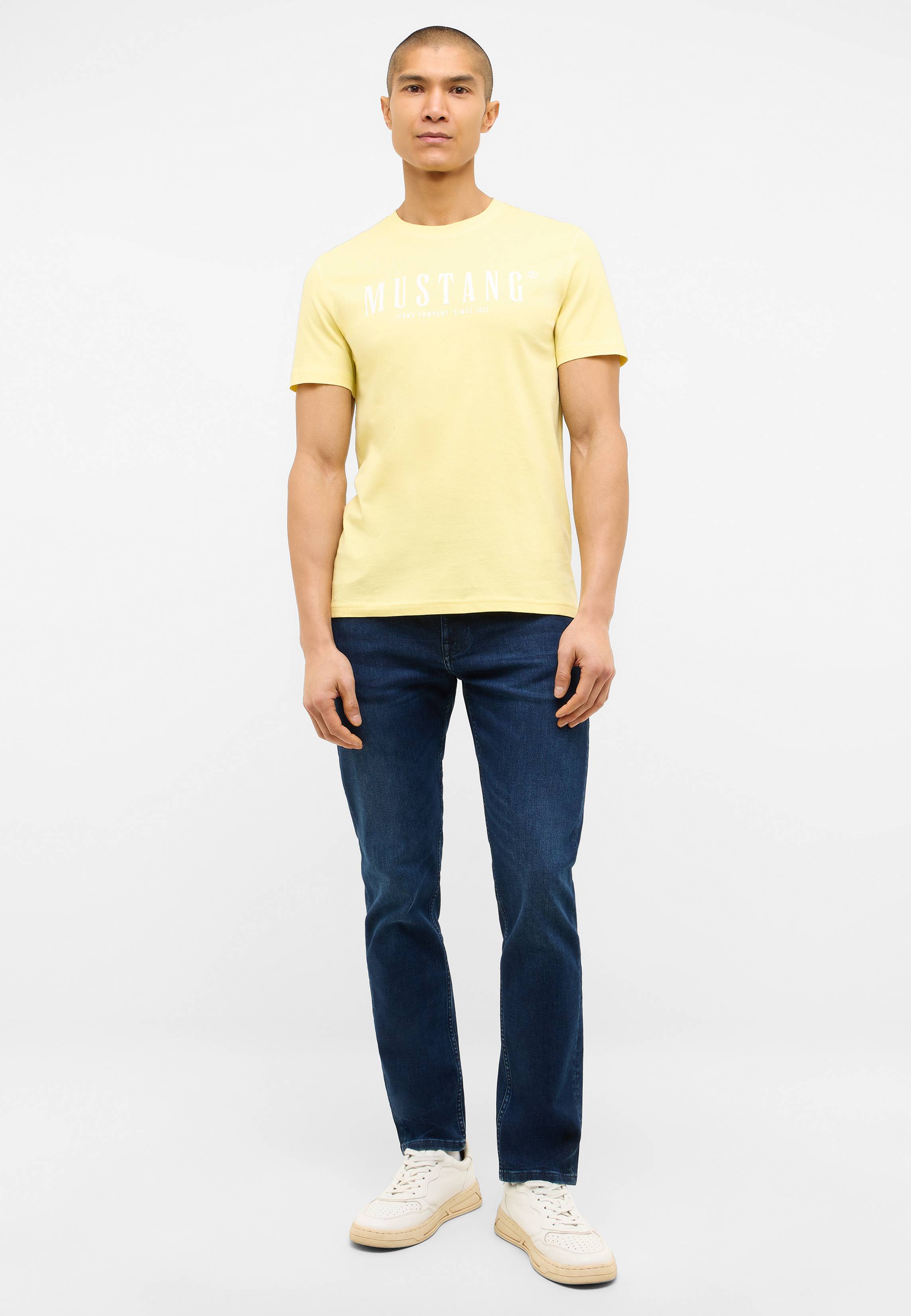 Bekleidung, T-shirt, Person, Stehend, Hosen