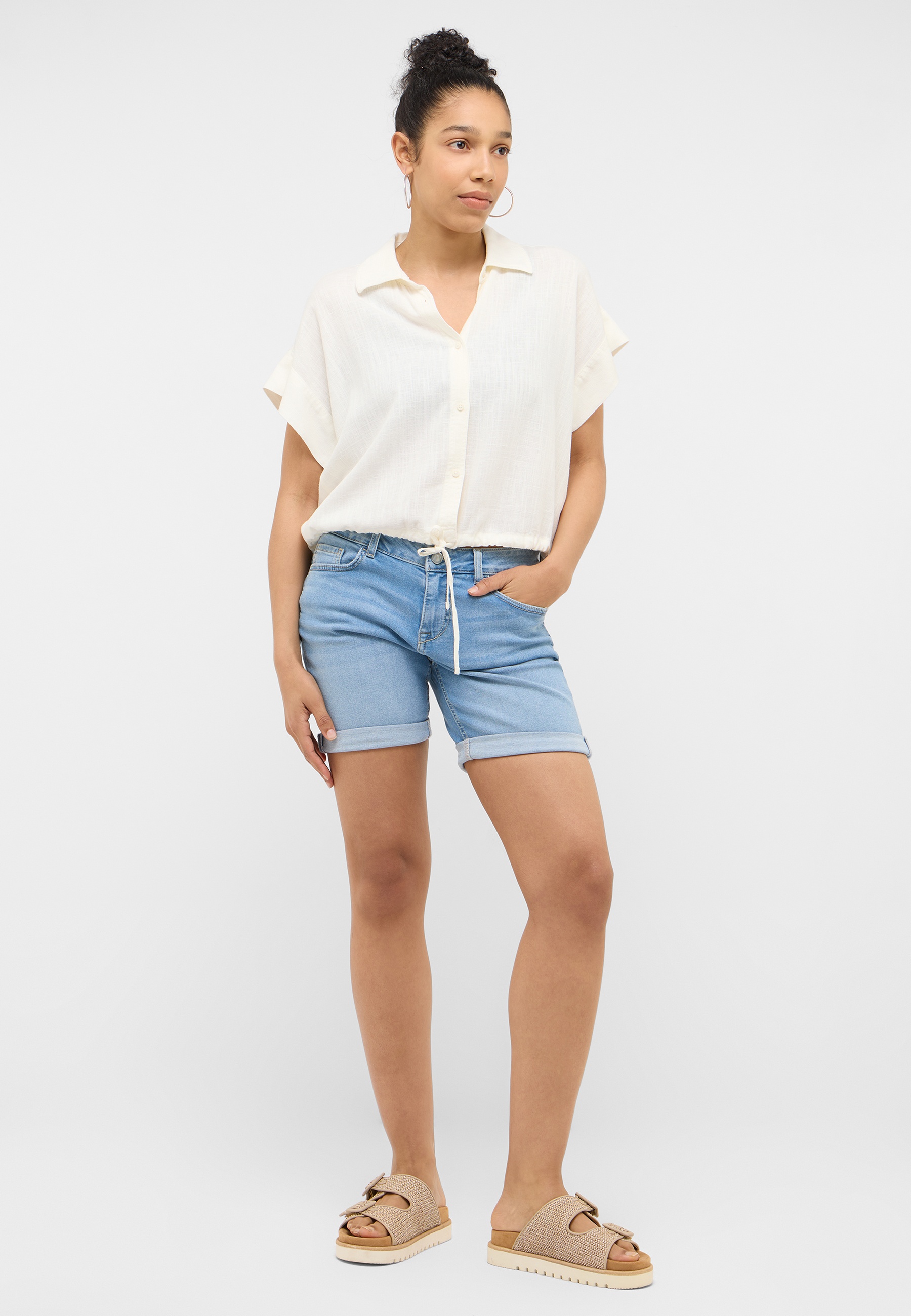 Kurzarmhemd, Bluse, Jeansshorts, Sandalen, Sommeroutfit