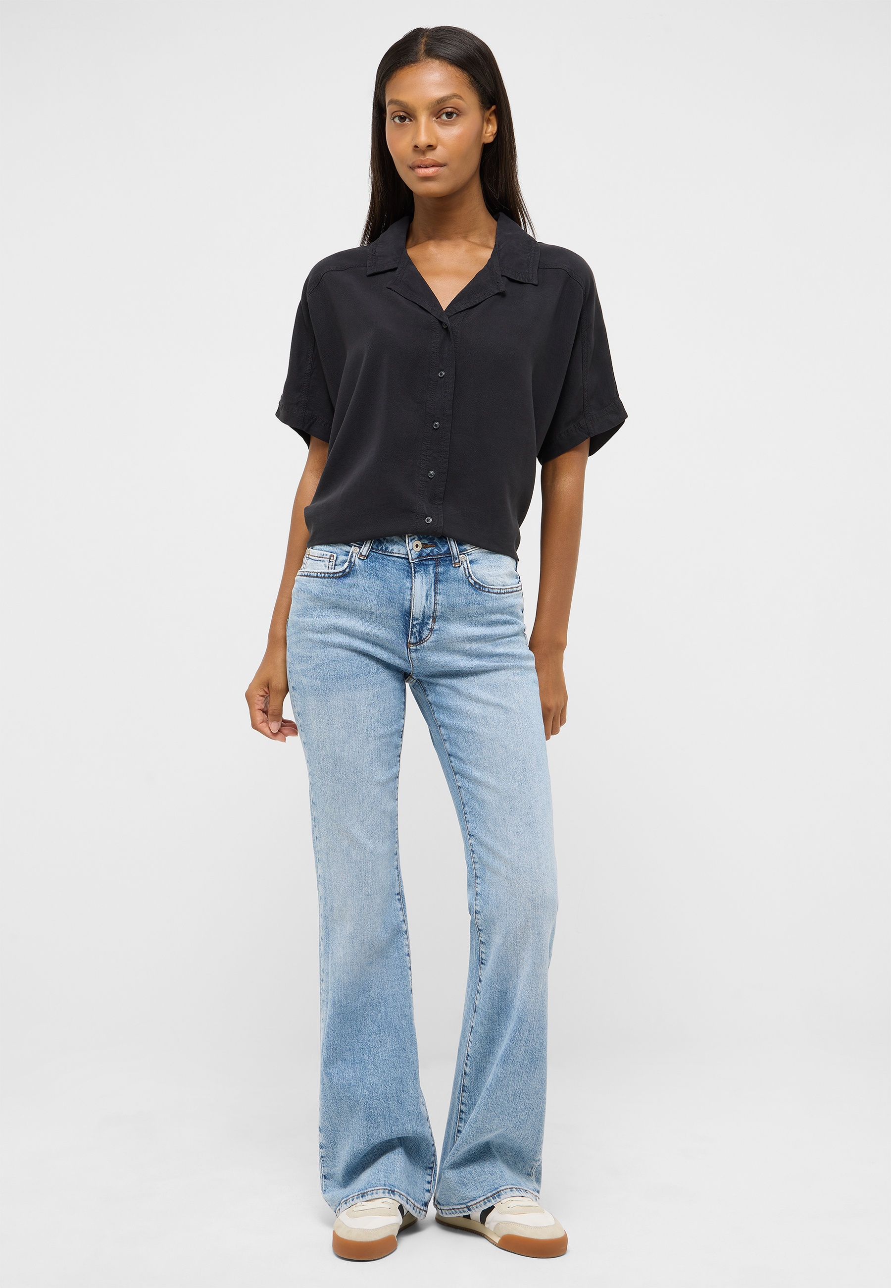 Schwarzhemd, Kurzarm, Hemdbluse, Jeans, Flared Jeans, Haferl-Schuhe