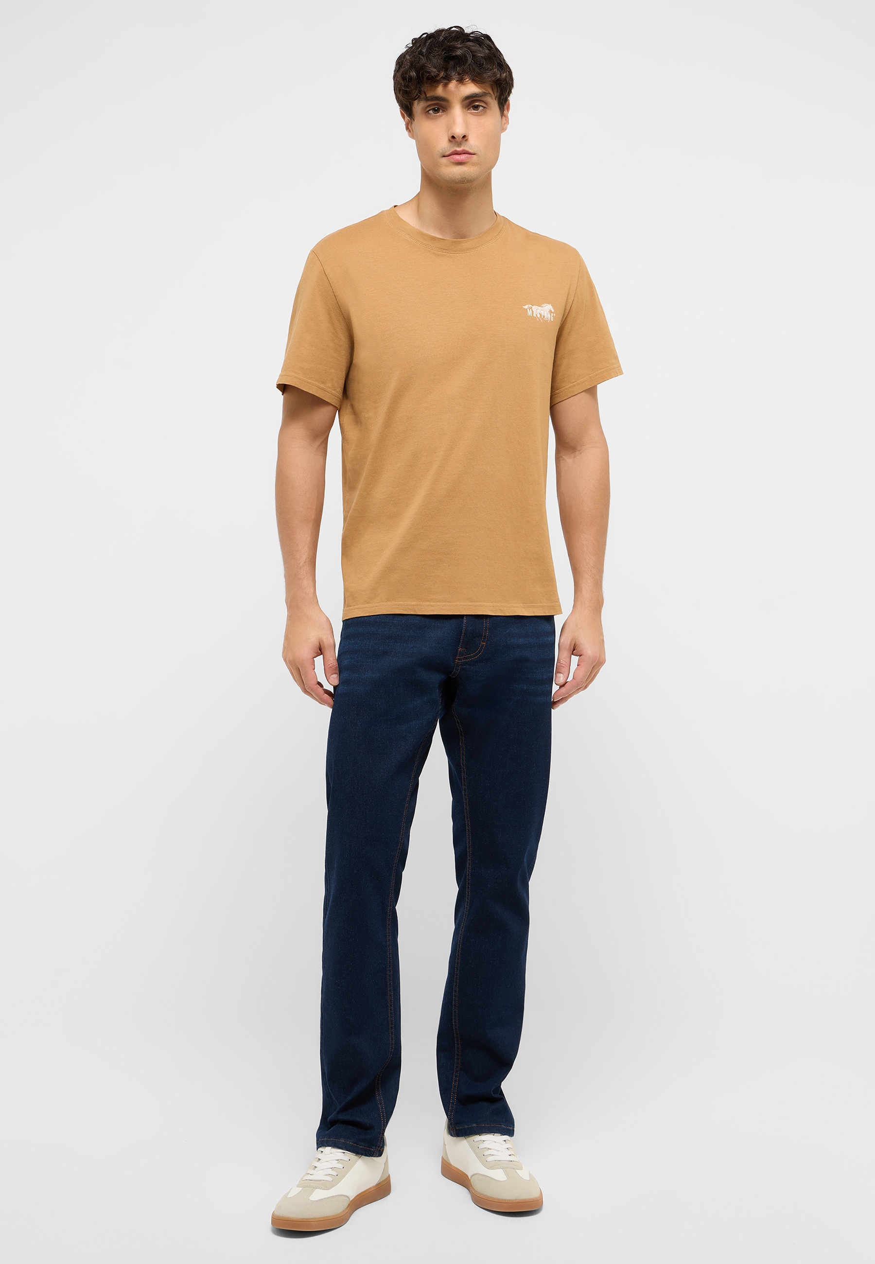 T-shirt, Hosen, Person, Jeans, Stehend