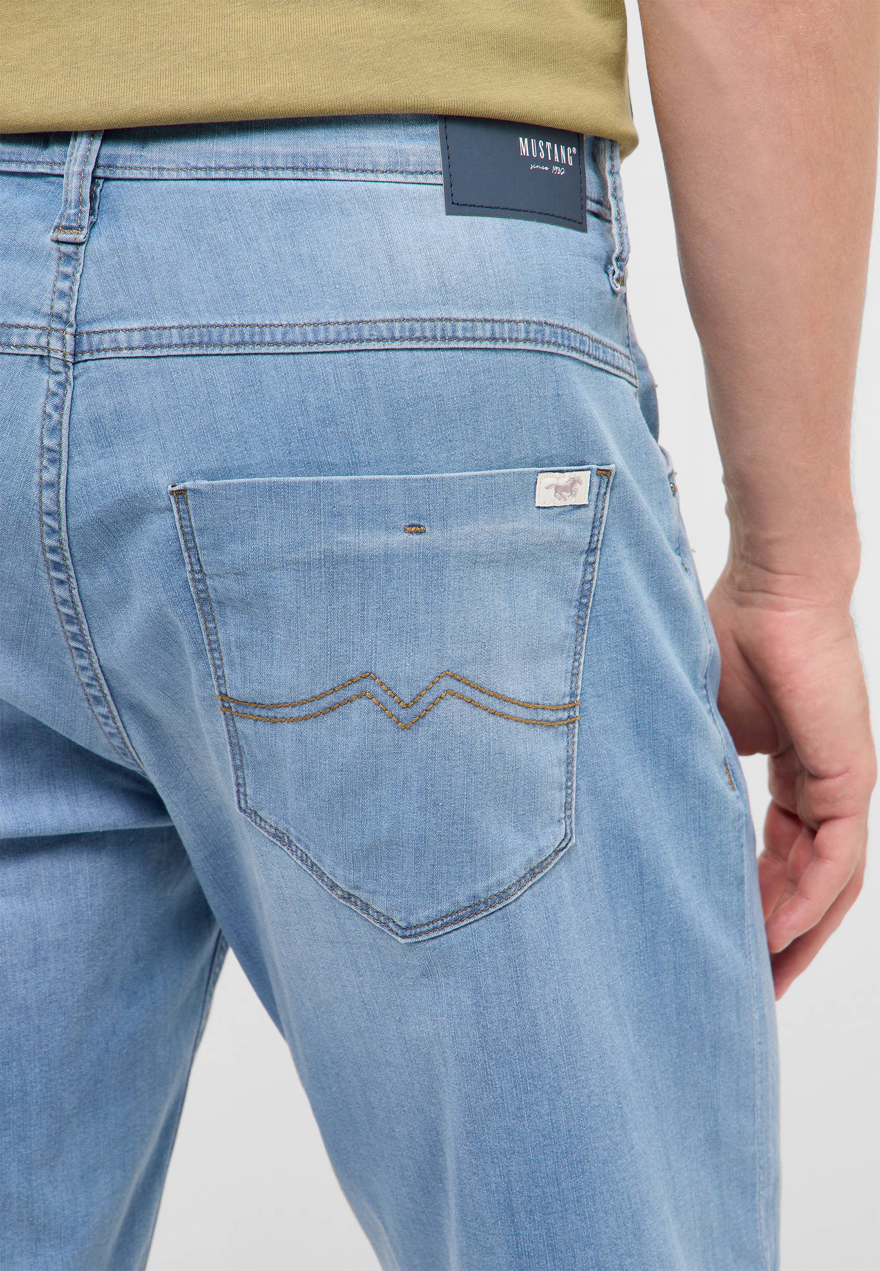 Jeans, Rückentasche, Helleblaue Jeans, Nähte, Markenlabel