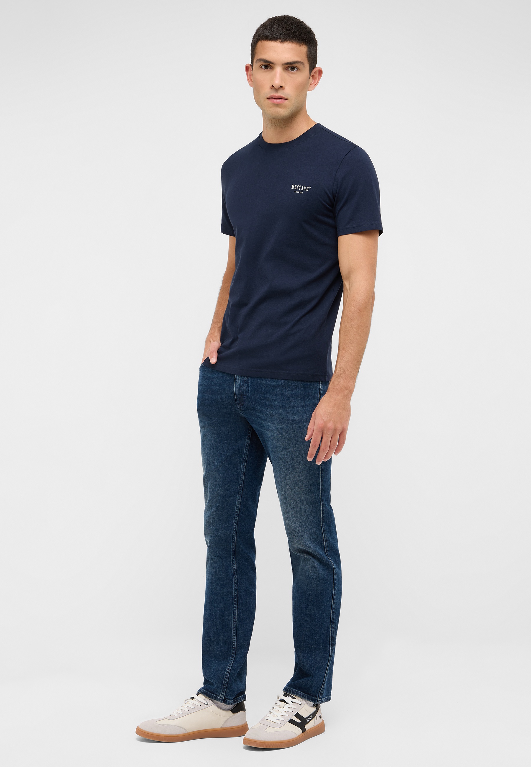 Hosen, T-shirt, Erwachsener, Mann, Person