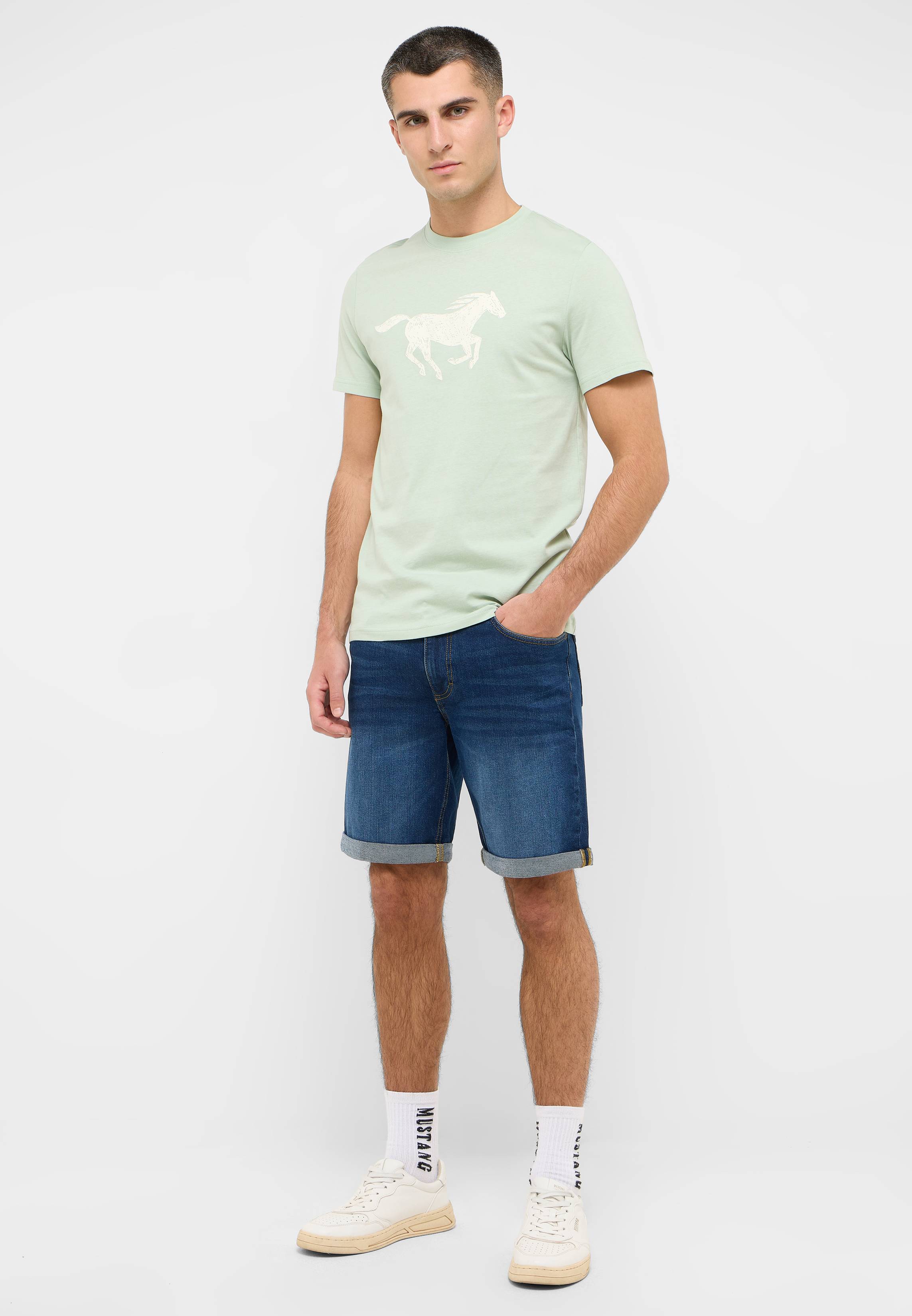 Kurze Hose, T-shirt, Erwachsener, Mann, Person
