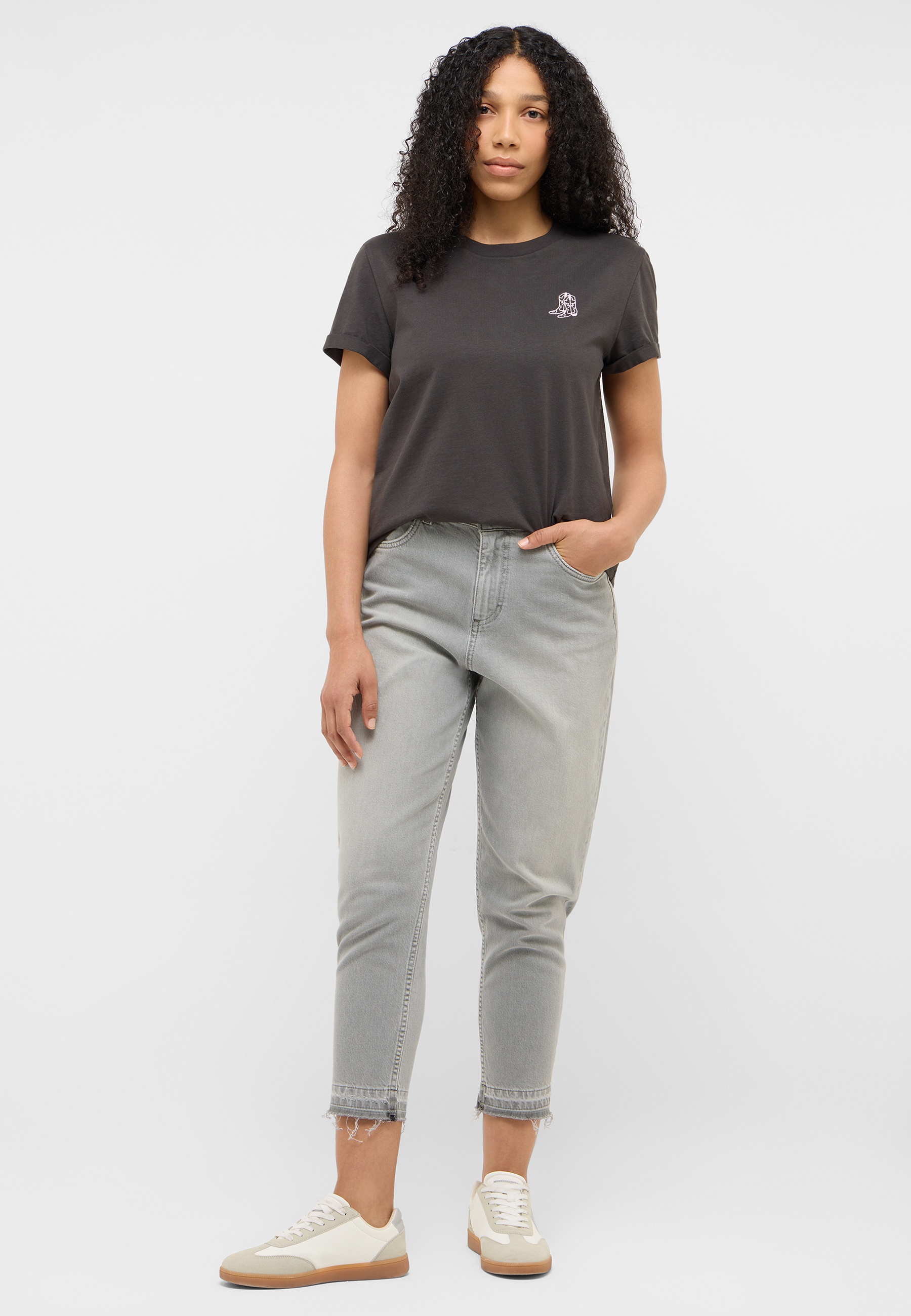 t-shirt, grau, klassische jeans, slim fit, niedrige taille