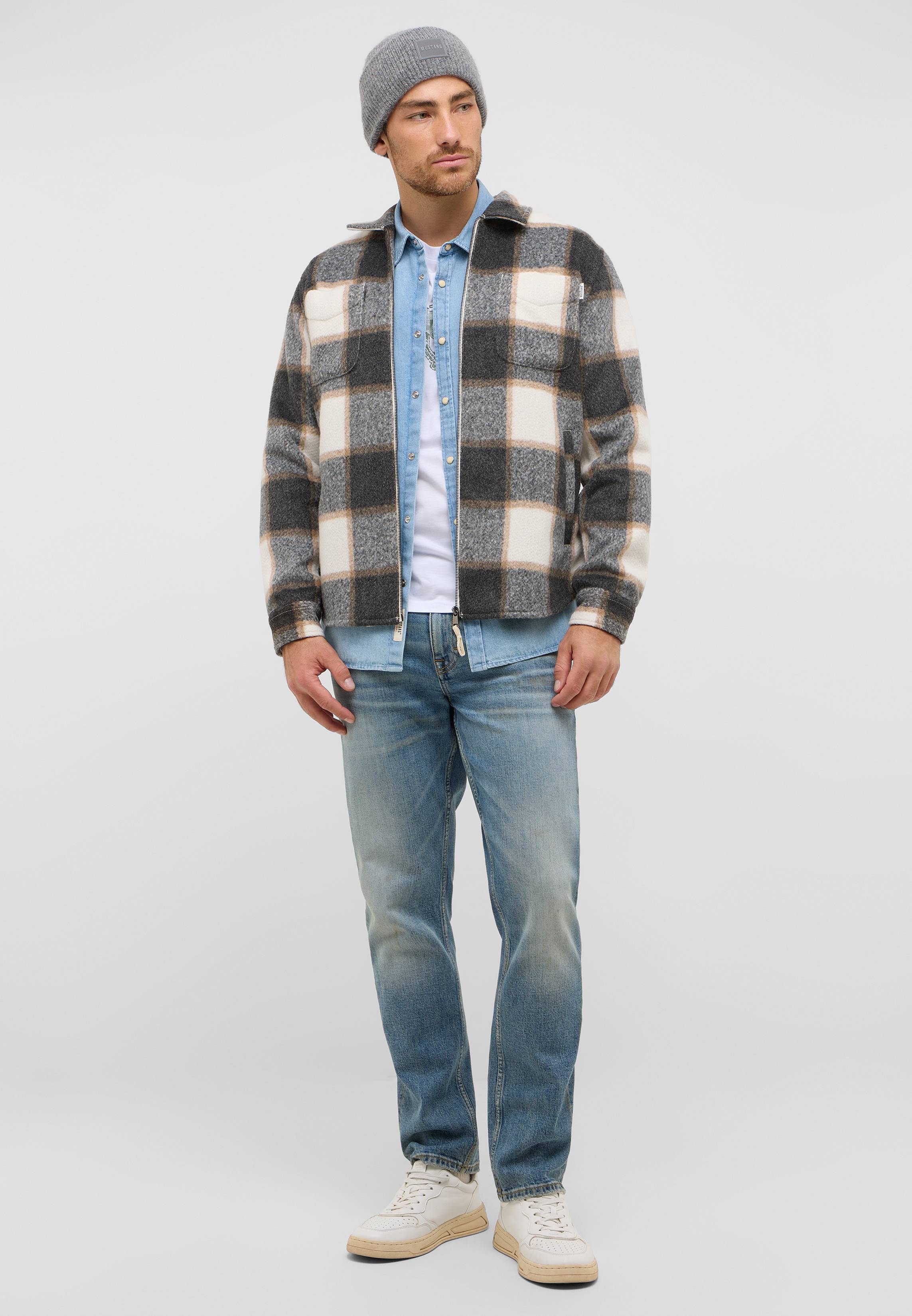 Hosen, Mütze, Hemd, Mantel, Person