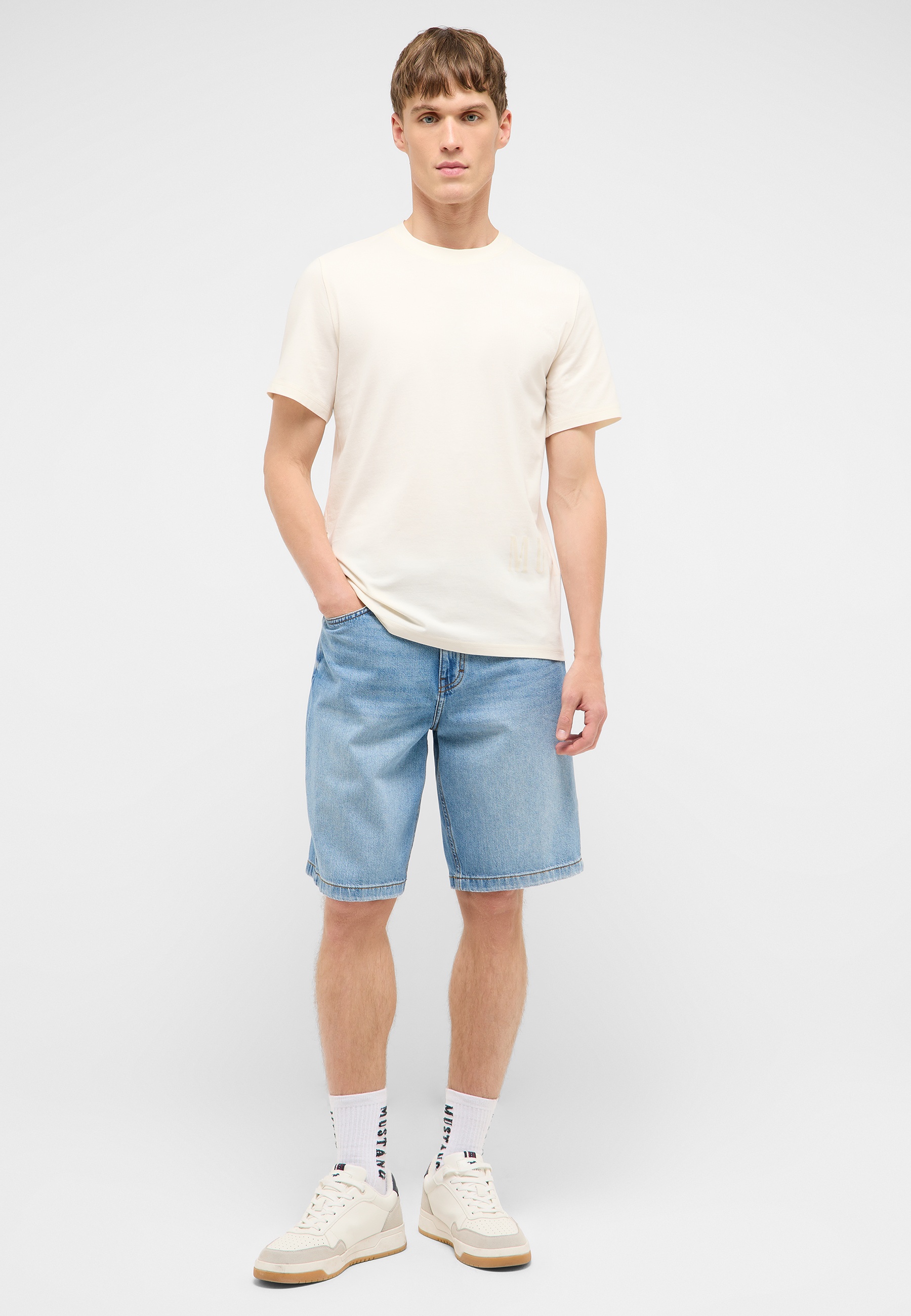 T-Shirt, beige, Kurzarm, Jeansshorts, Sneaker