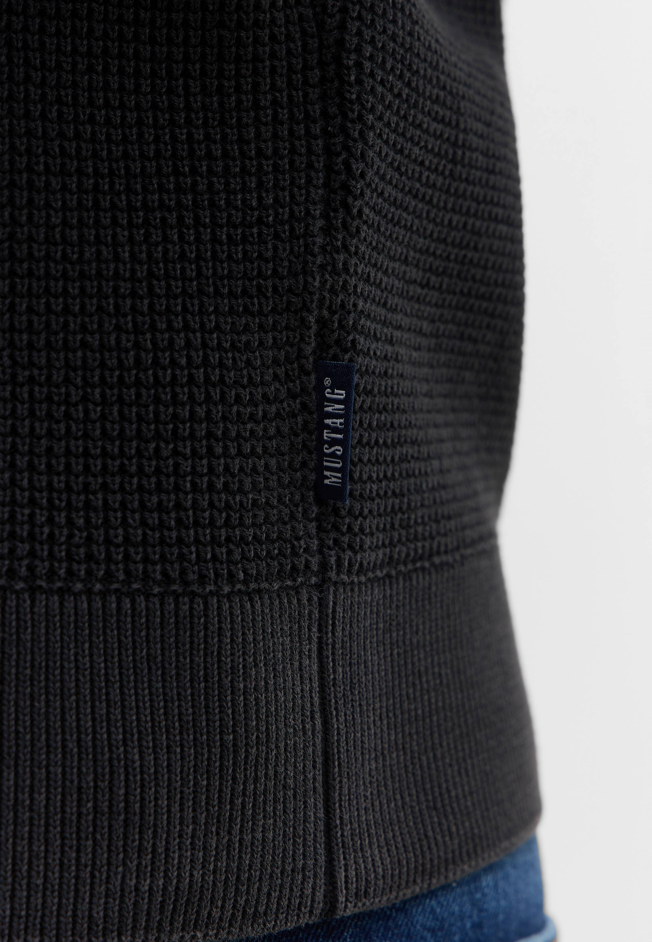 Strickwaren, Pullover, Weste, Jeans, Mütze