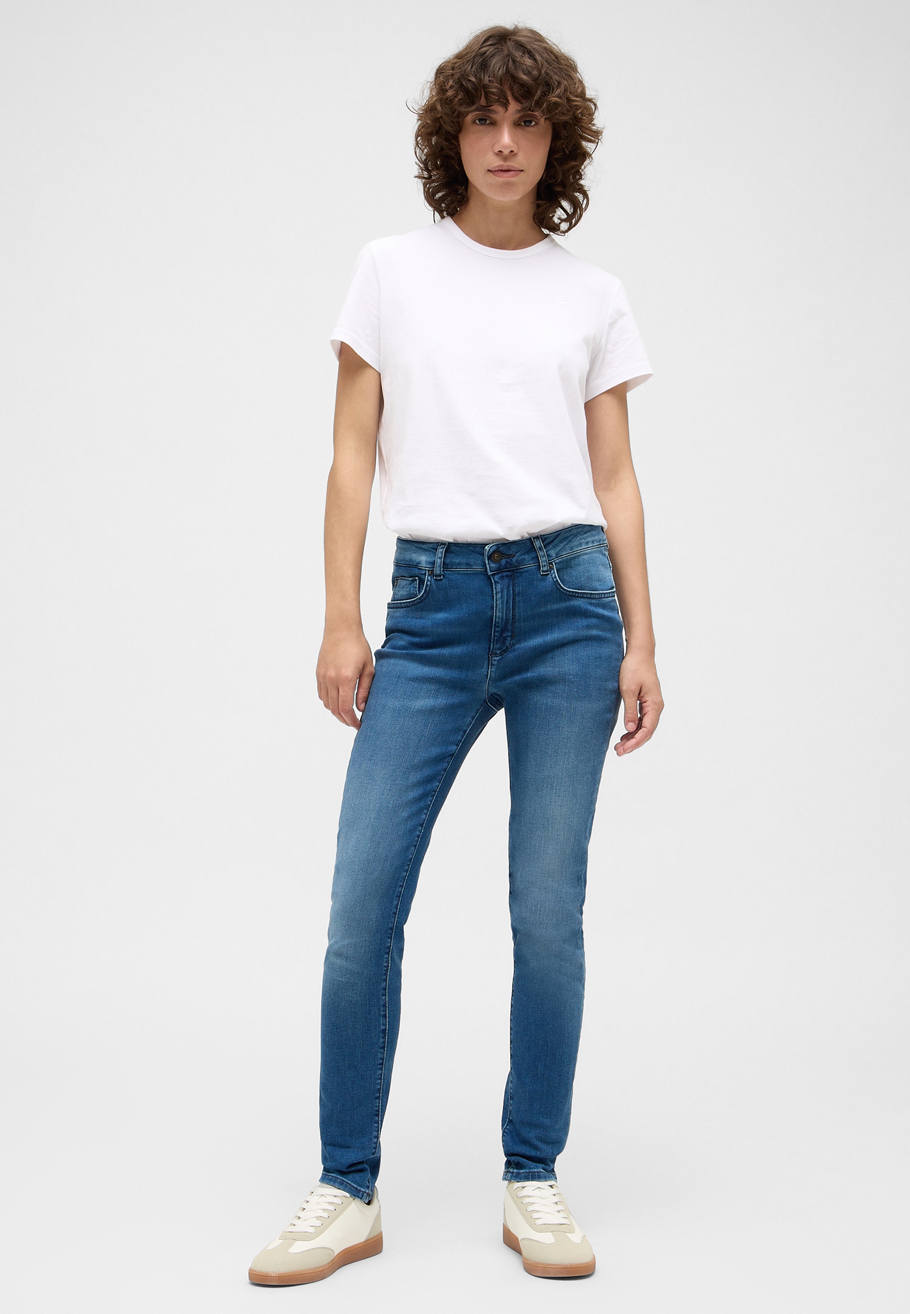 T-Shirt, kurzärmelig, weiß, Jeans, Sneaker
