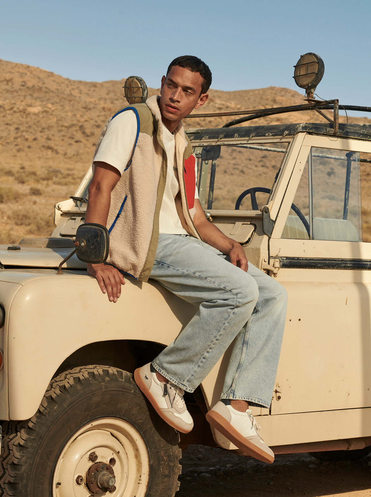 Jeans, Sneaker, Laufschuhe, Fleecejacke, Offroad