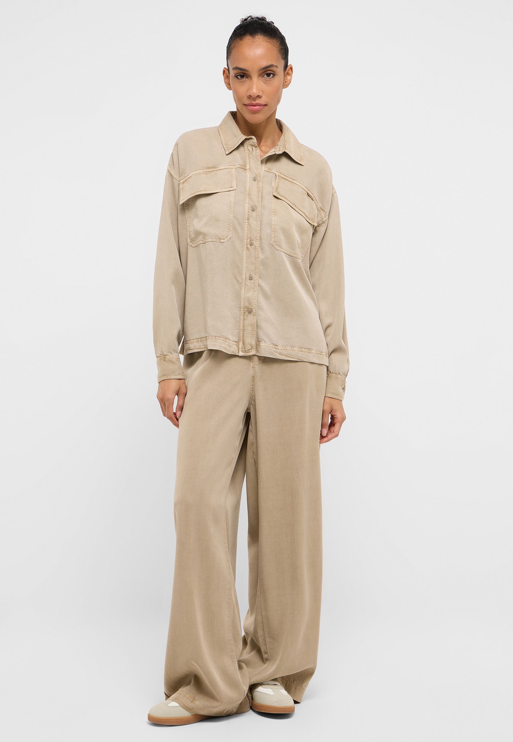 beigees Hemd, Knopfleiste, Zwei-Tastentaschen, weite Hose, casual Anzug
