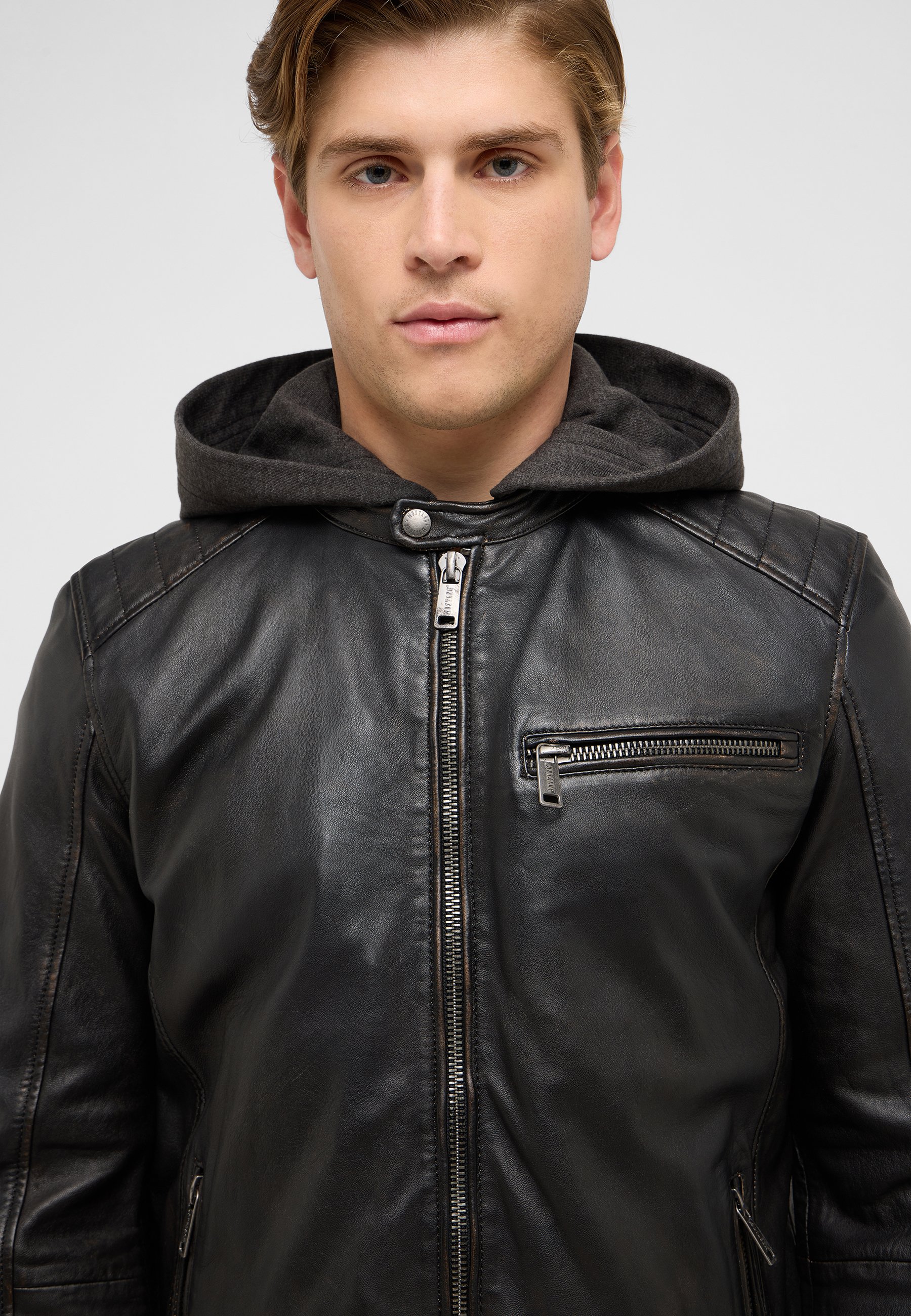 Bekleidung, Mantel, Jacke, Gesicht, Person