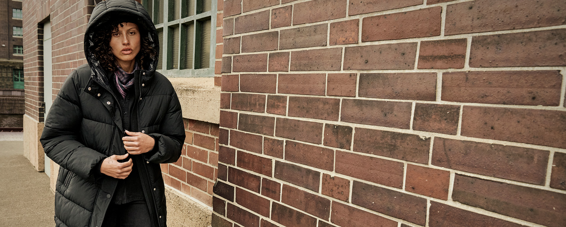 Mantel, Jacke, Backstein, Kapuze, Portrait