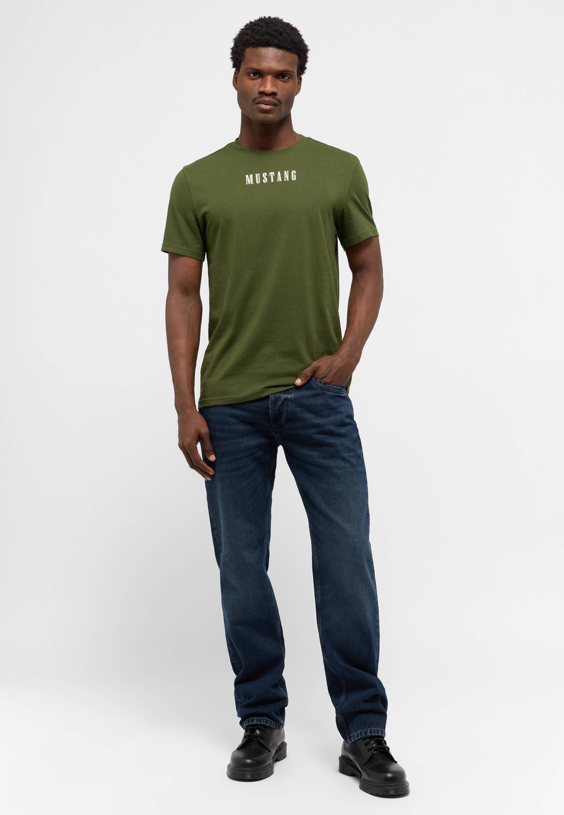 T-shirt, Hosen, Person, Stehend, Mann