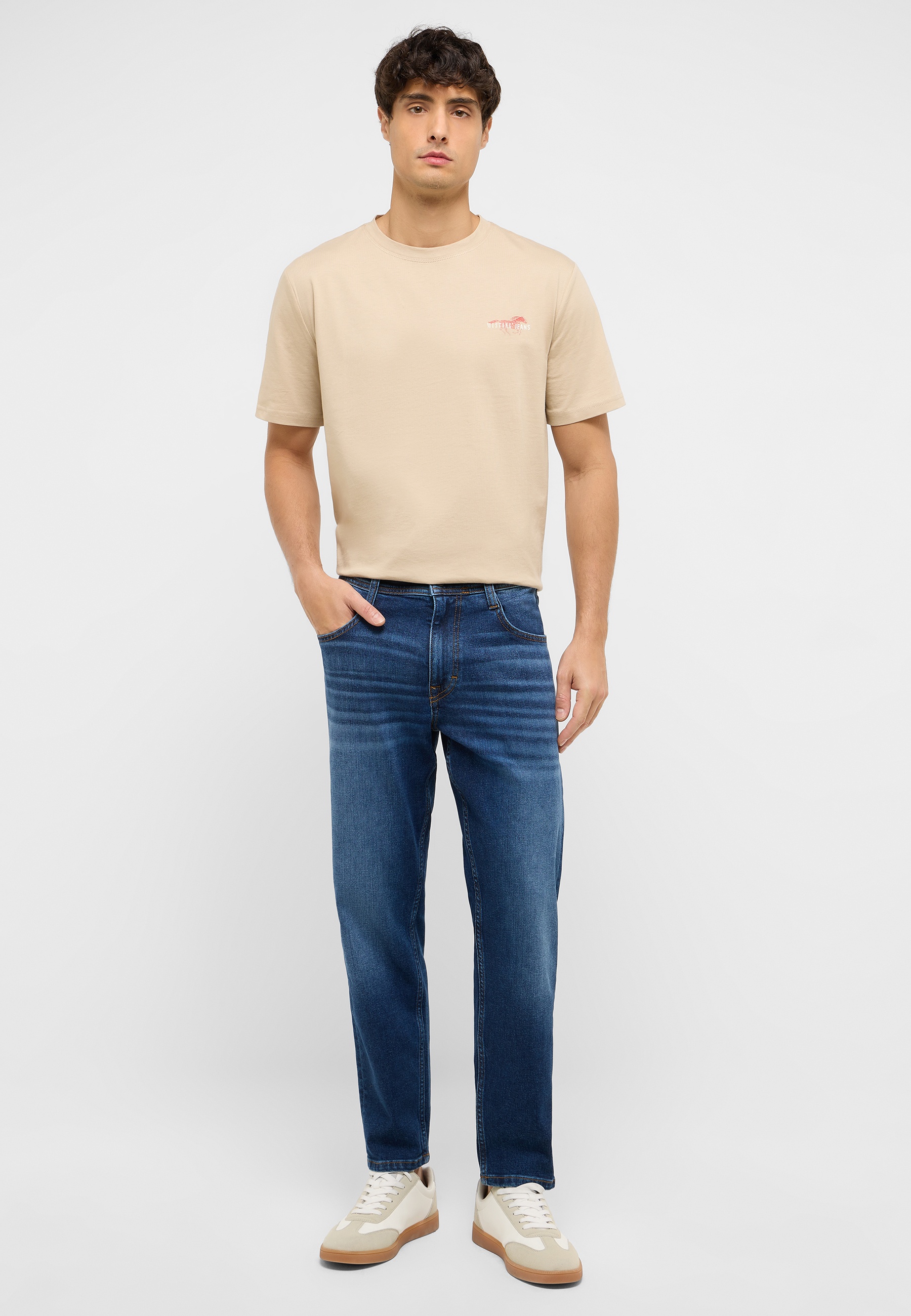 Hosen, T-shirt, Person, Jeans, Stehend