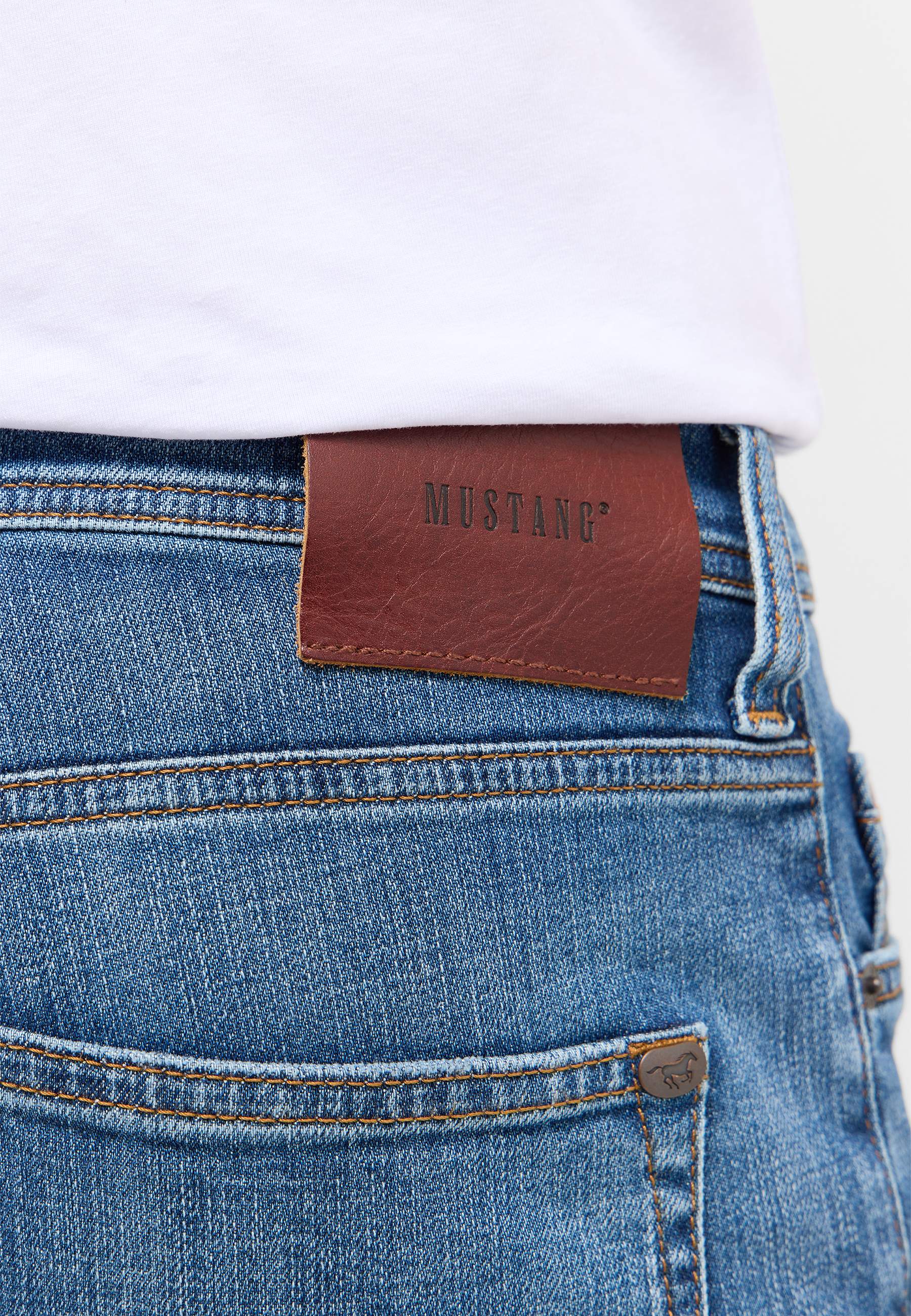 Jeans, blauer Denim, Backentasche, Lederpatch, Gürtel Schlaufe